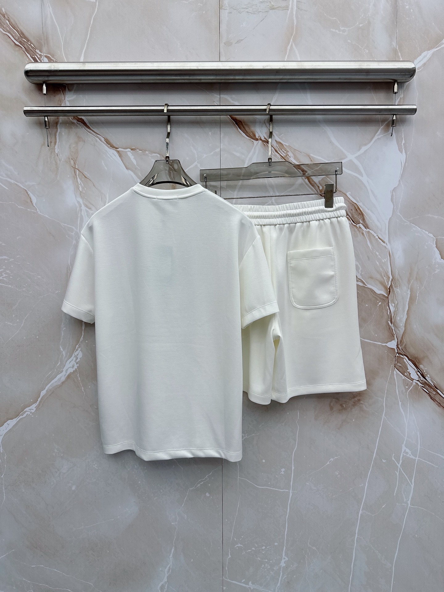 boss 2026新款男士圆领短袖短裤套装系列！高级感满满！细节精致高档，空气层面料 立体精致细腻。面料