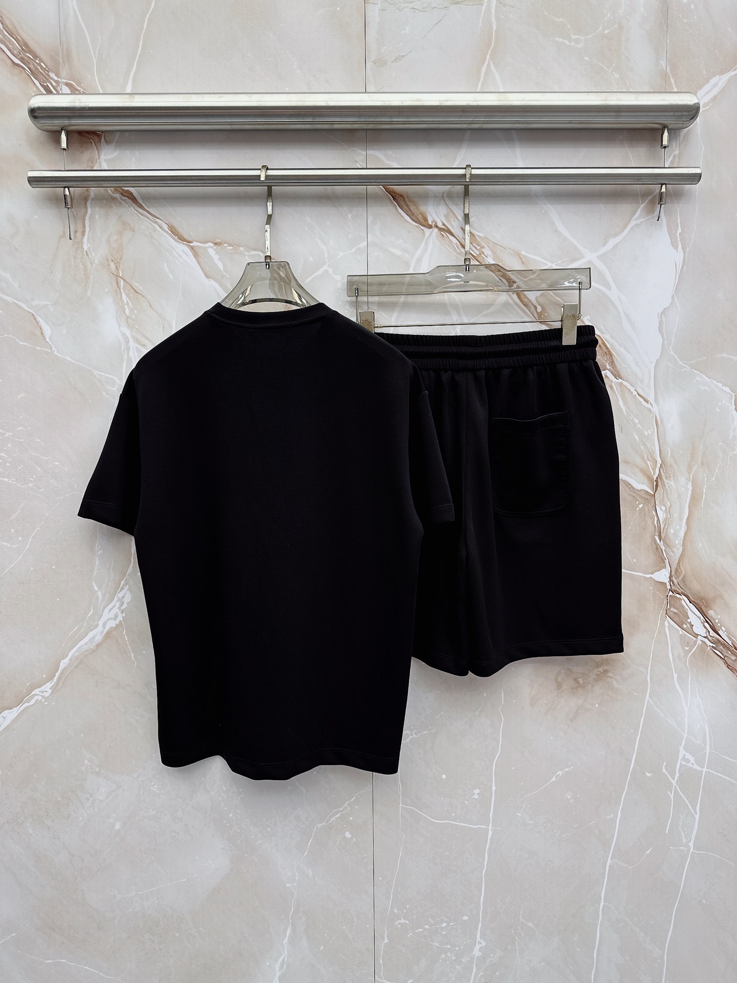 boss 2026新款男士圆领短袖短裤套装系列！高级感满满！细节精致高档，空气层面料 立体精致细腻。面料