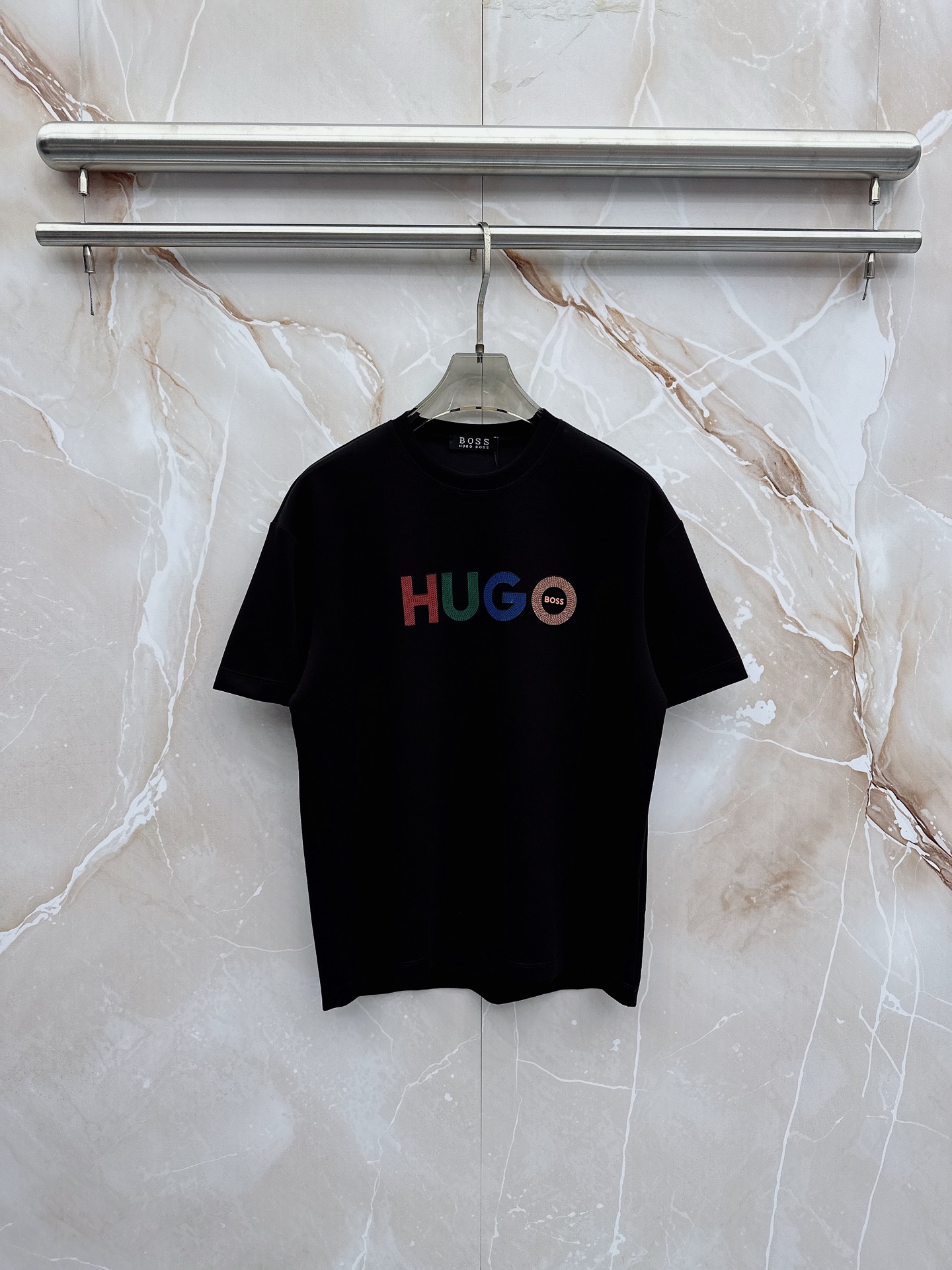 boss 2026新款男士圆领短袖短裤套装系列！高级感满满！细节精致高档，空气层面料 立体精致细腻。面料