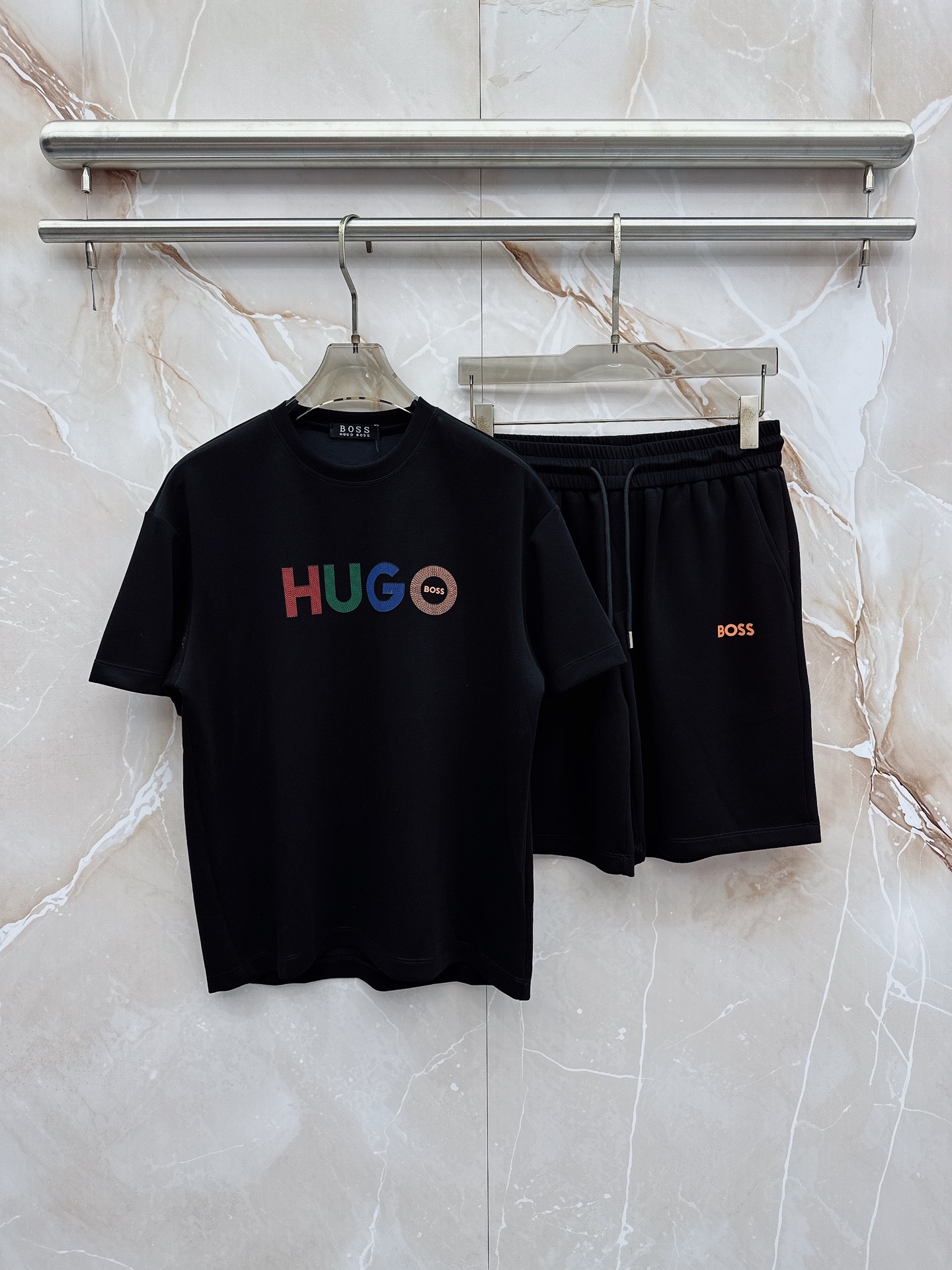 boss 2026新款男士圆领短袖短裤套装系列！高级感满满！细节精致高档，空气层面料 立体精致细腻。面料