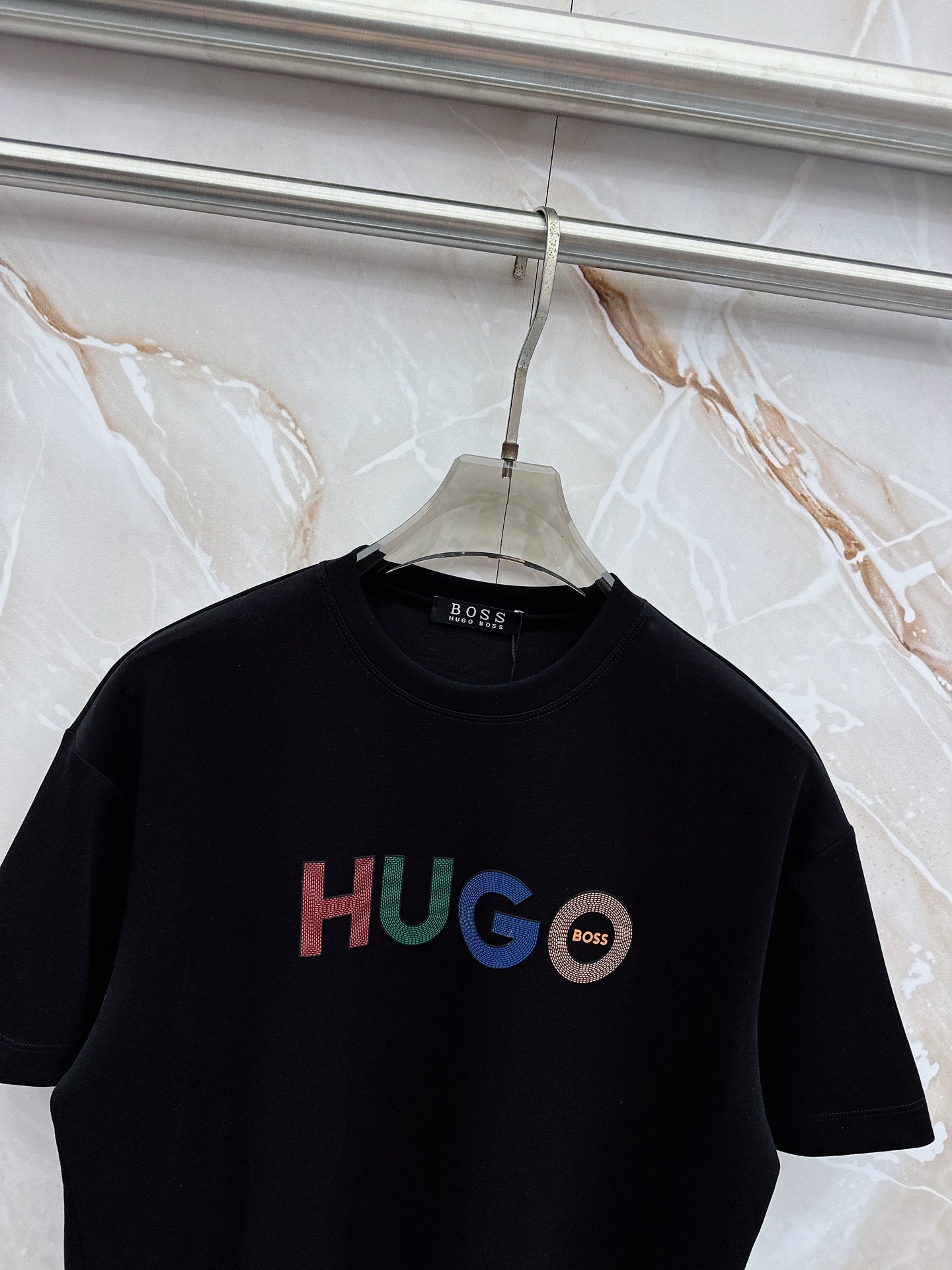 boss 2026新款男士圆领短袖短裤套装系列！高级感满满！细节精致高档，空气层面料 立体精致细腻。面料