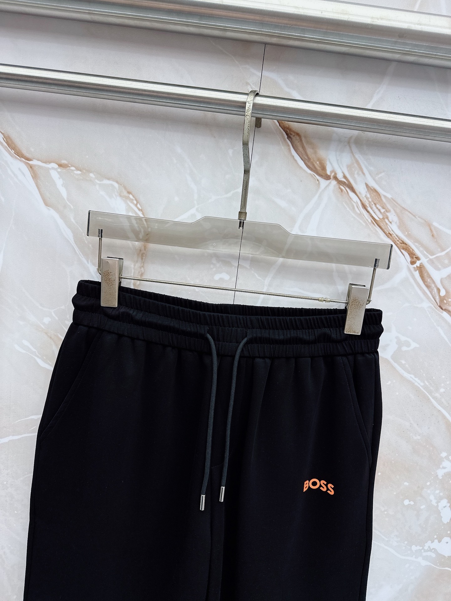 boss 2026新款男士圆领短袖短裤套装系列！高级感满满！细节精致高档，空气层面料 立体精致细腻。面料