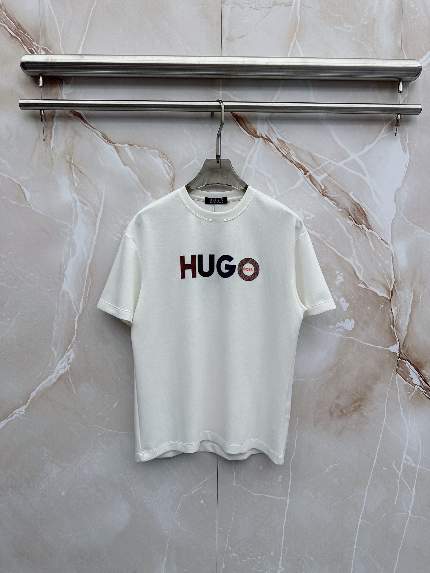 boss 2026新款男士圆领短袖短裤套装系列！高级感满满！细节精致高档，空气层面料 立体精致细腻。面料