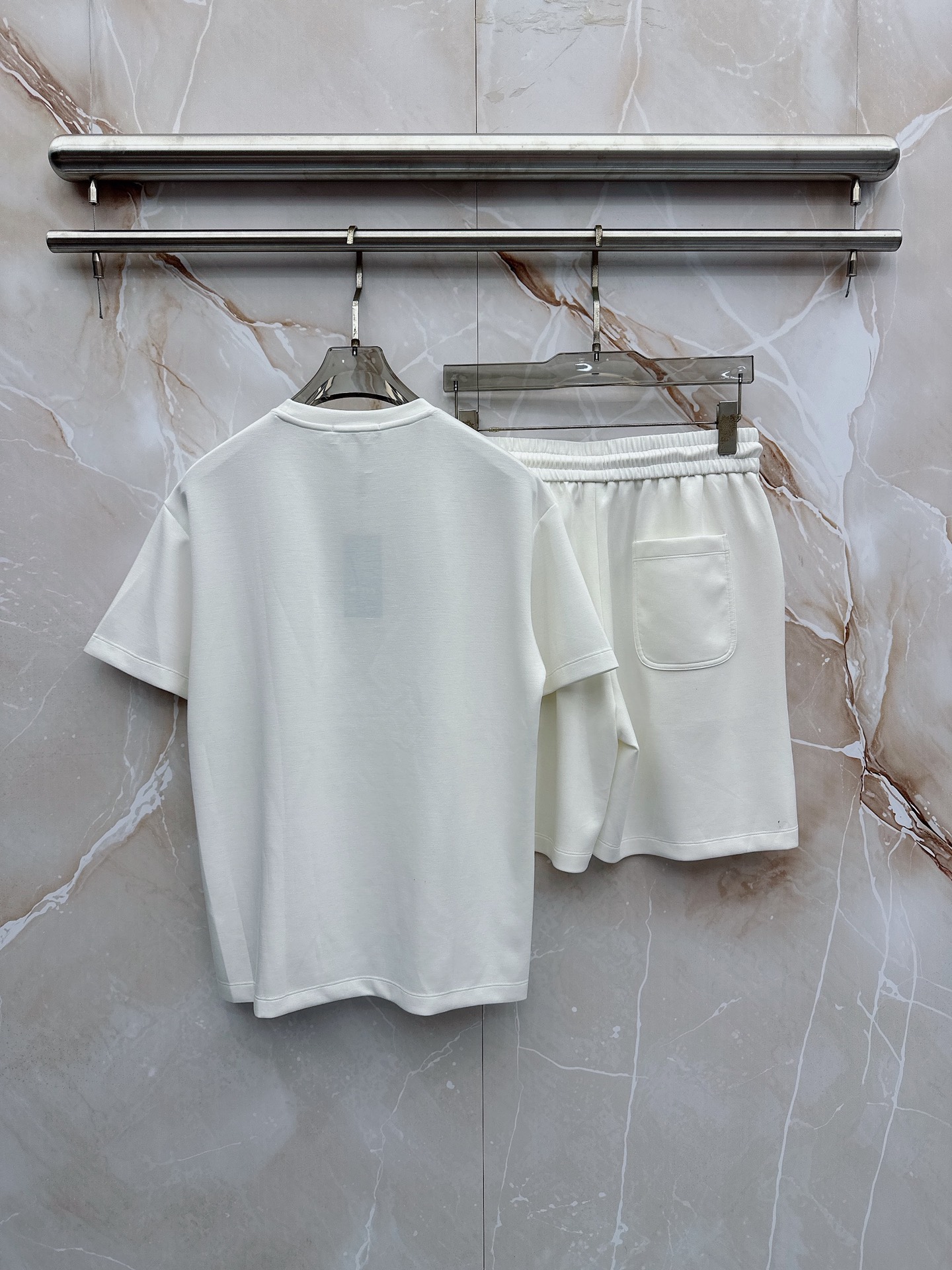 boss 2026新款男士圆领短袖短裤套装系列！高级感满满！细节精致高档，空气层面料 立体精致细腻。面料