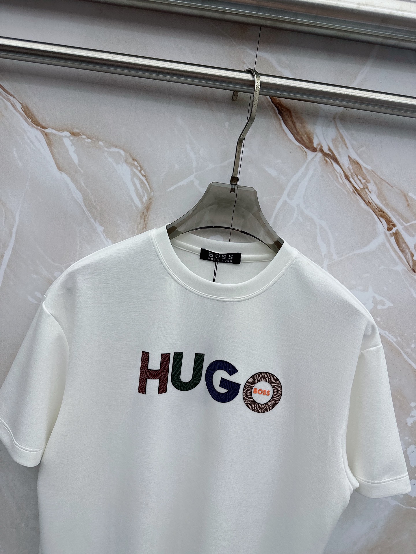 boss 2026新款男士圆领短袖短裤套装系列！高级感满满！细节精致高档，空气层面料 立体精致细腻。面料