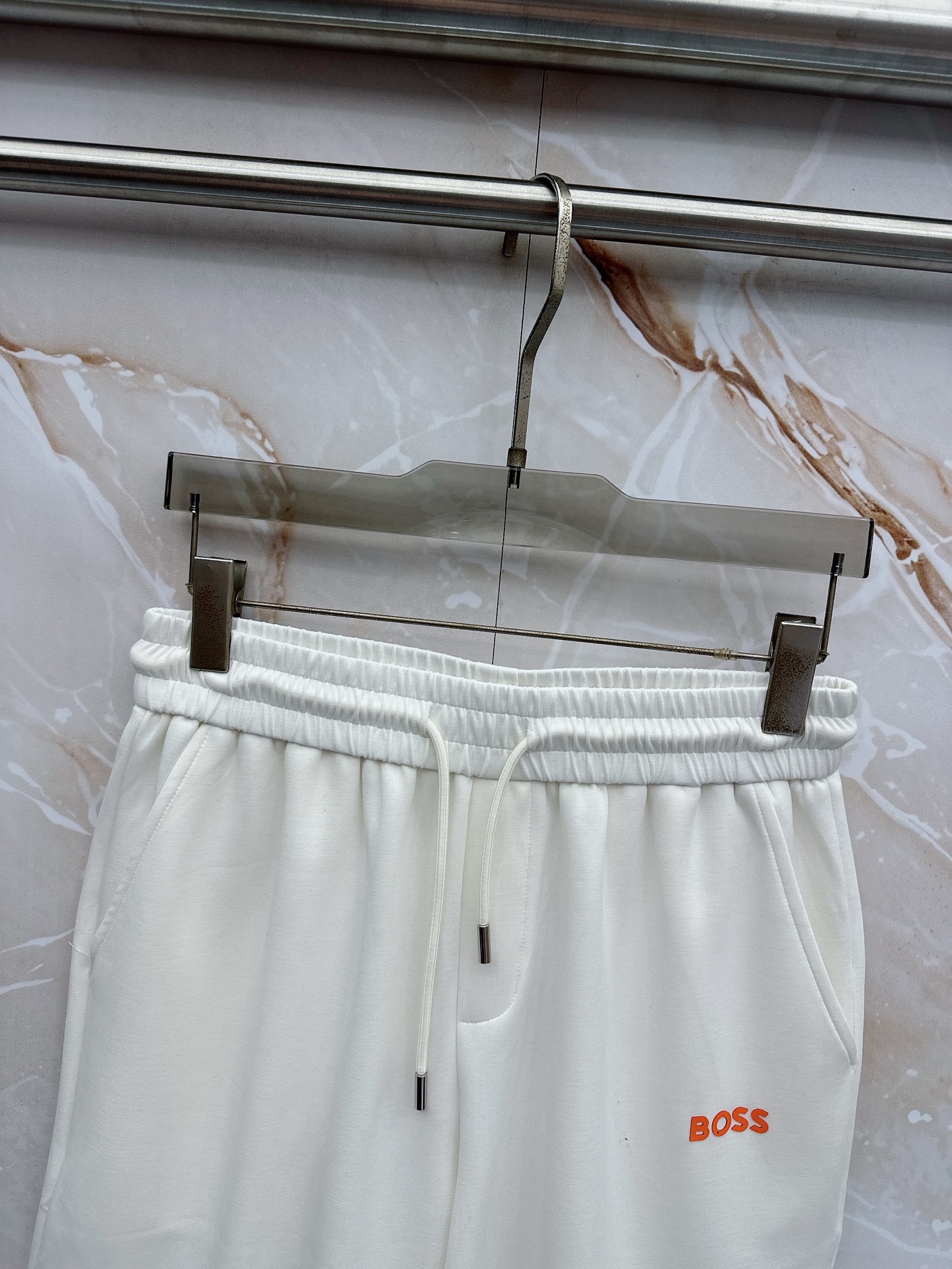 boss 2026新款男士圆领短袖短裤套装系列！高级感满满！细节精致高档，空气层面料 立体精致细腻。面料