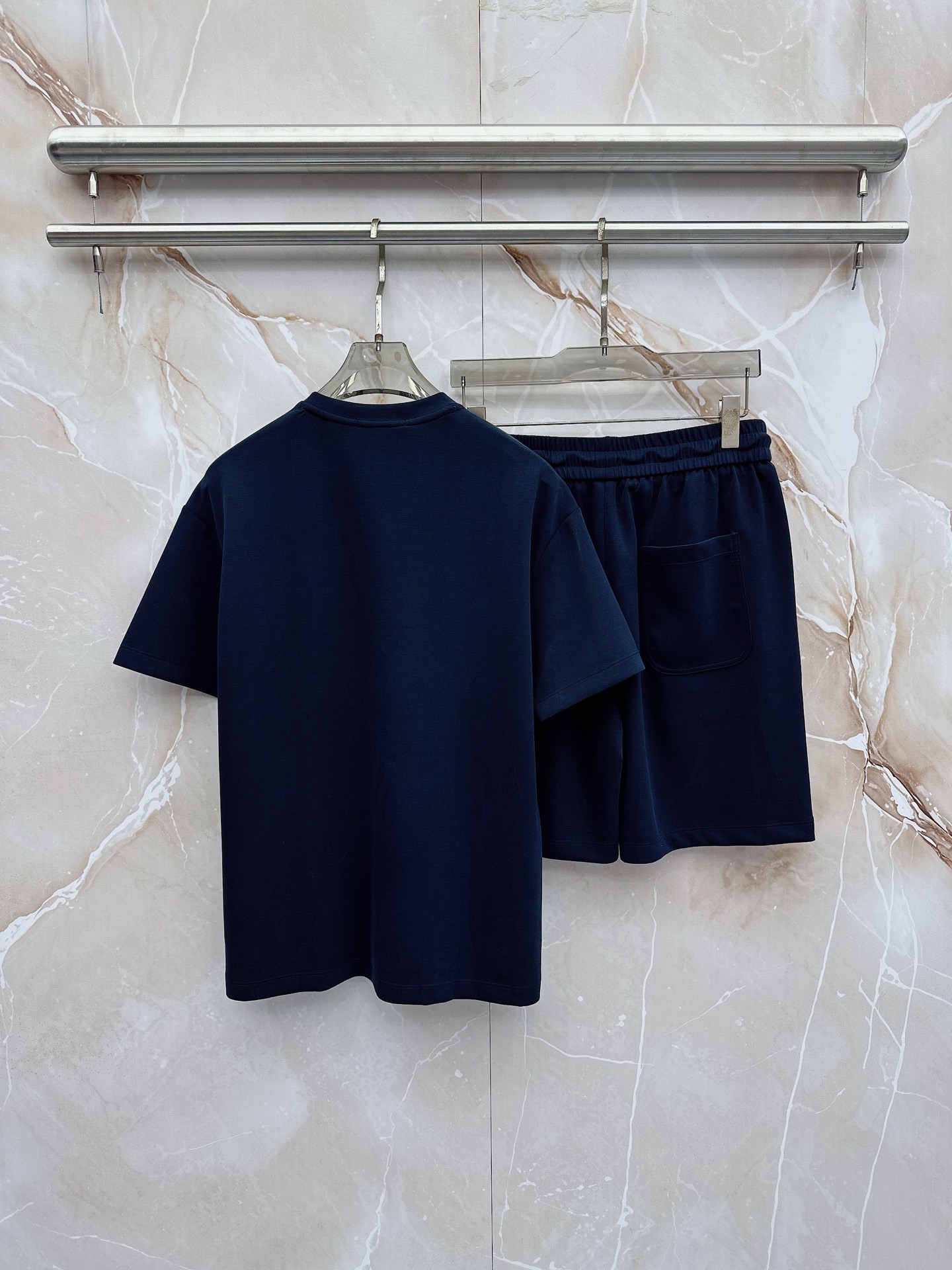 boss 2026新款男士圆领短袖短裤套装系列！高级感满满！细节精致高档，空气层面料 立体精致细腻。面料