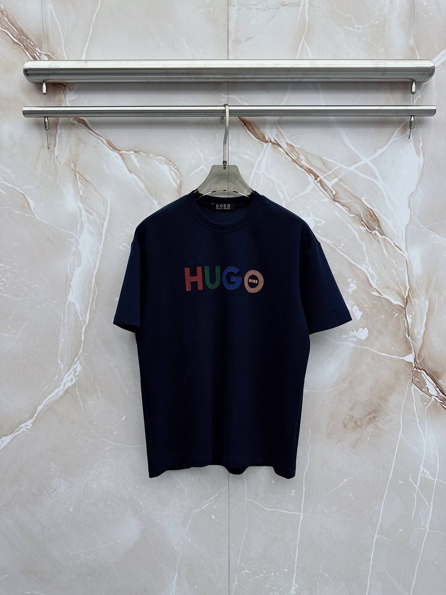 boss 2026新款男士圆领短袖短裤套装系列！高级感满满！细节精致高档，空气层面料 立体精致细腻。面料