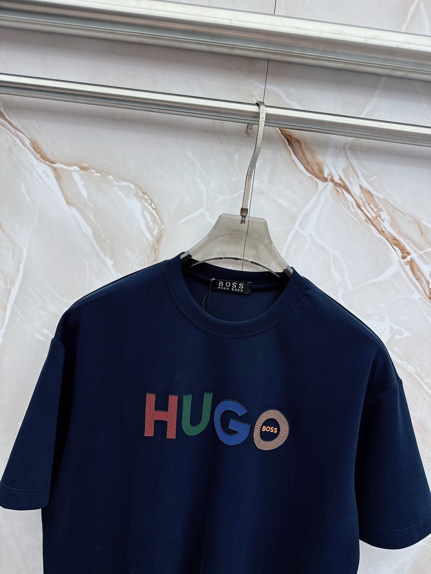 boss 2026新款男士圆领短袖短裤套装系列！高级感满满！细节精致高档，空气层面料 立体精致细腻。面料