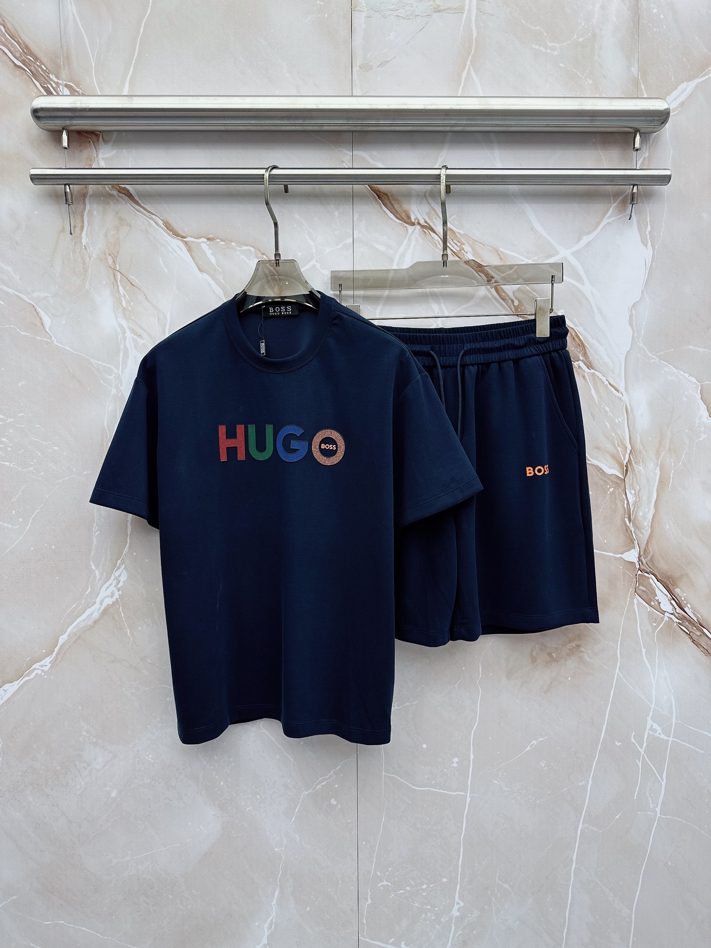 boss 2026新款男士圆领短袖短裤套装系列！高级感满满！细节精致高档，空气层面料 立体精致细腻。面料