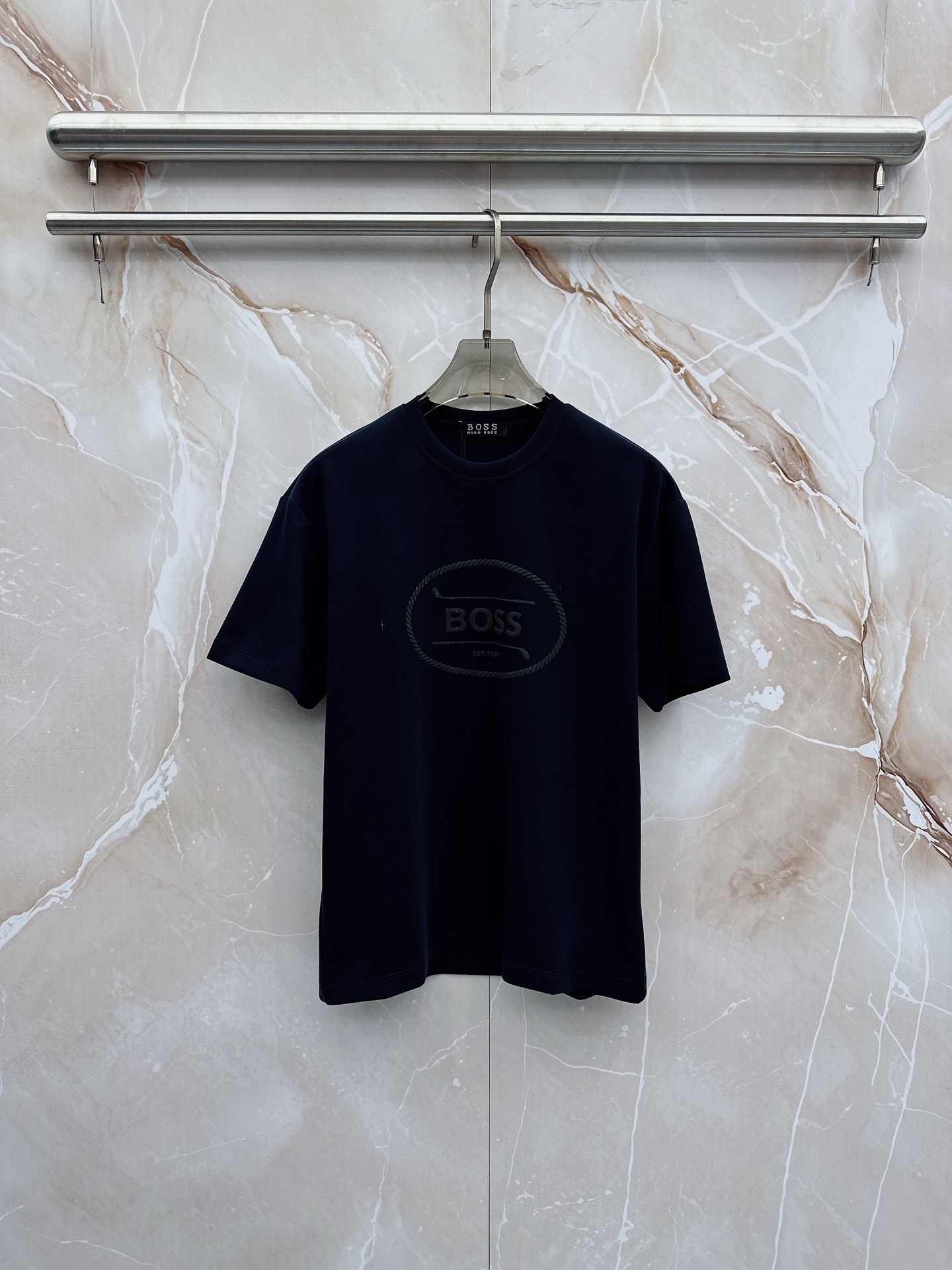 boss 2026新款男士圆领短袖短裤套装系列！高级感满满！细节精致高档，空气层面料 立体精致细腻。面料