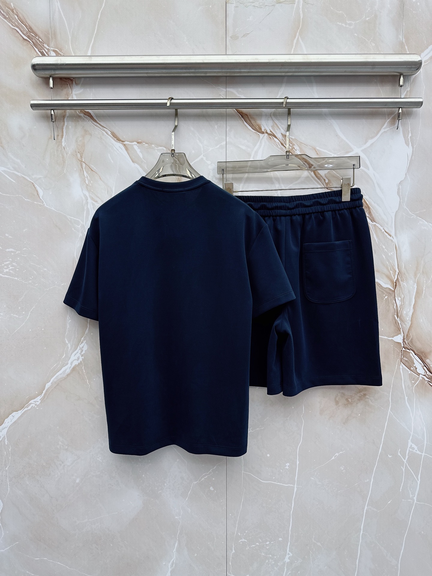 boss 2026新款男士圆领短袖短裤套装系列！高级感满满！细节精致高档，空气层面料 立体精致细腻。面料