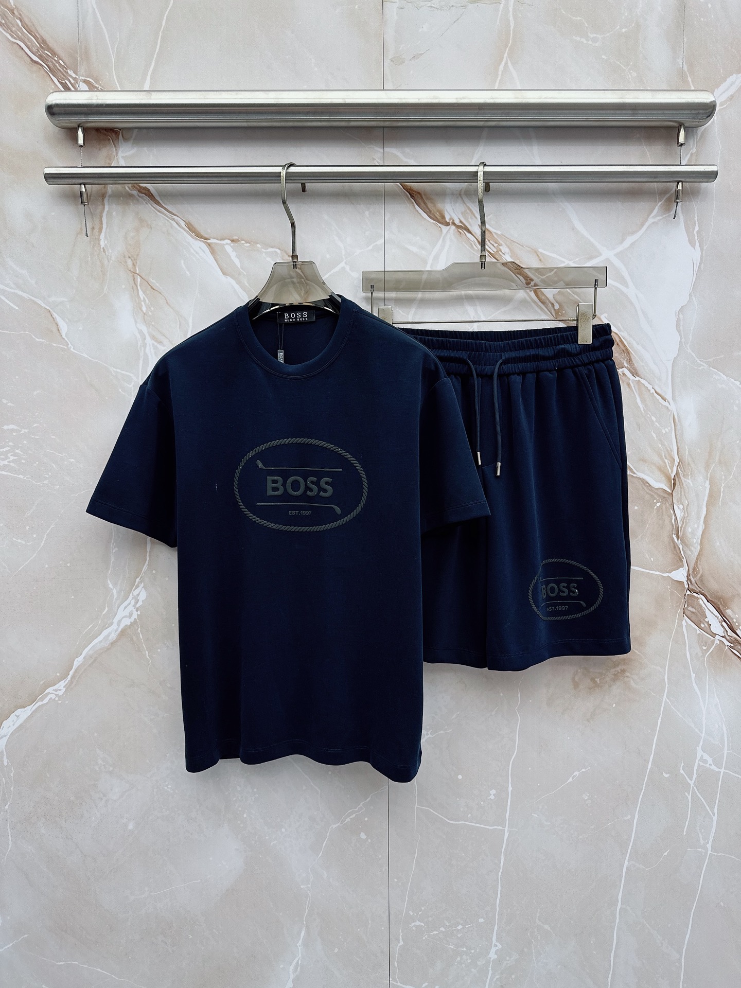 boss 2026新款男士圆领短袖短裤套装系列！高级感满满！细节精致高档，空气层面料 立体精致细腻。面料