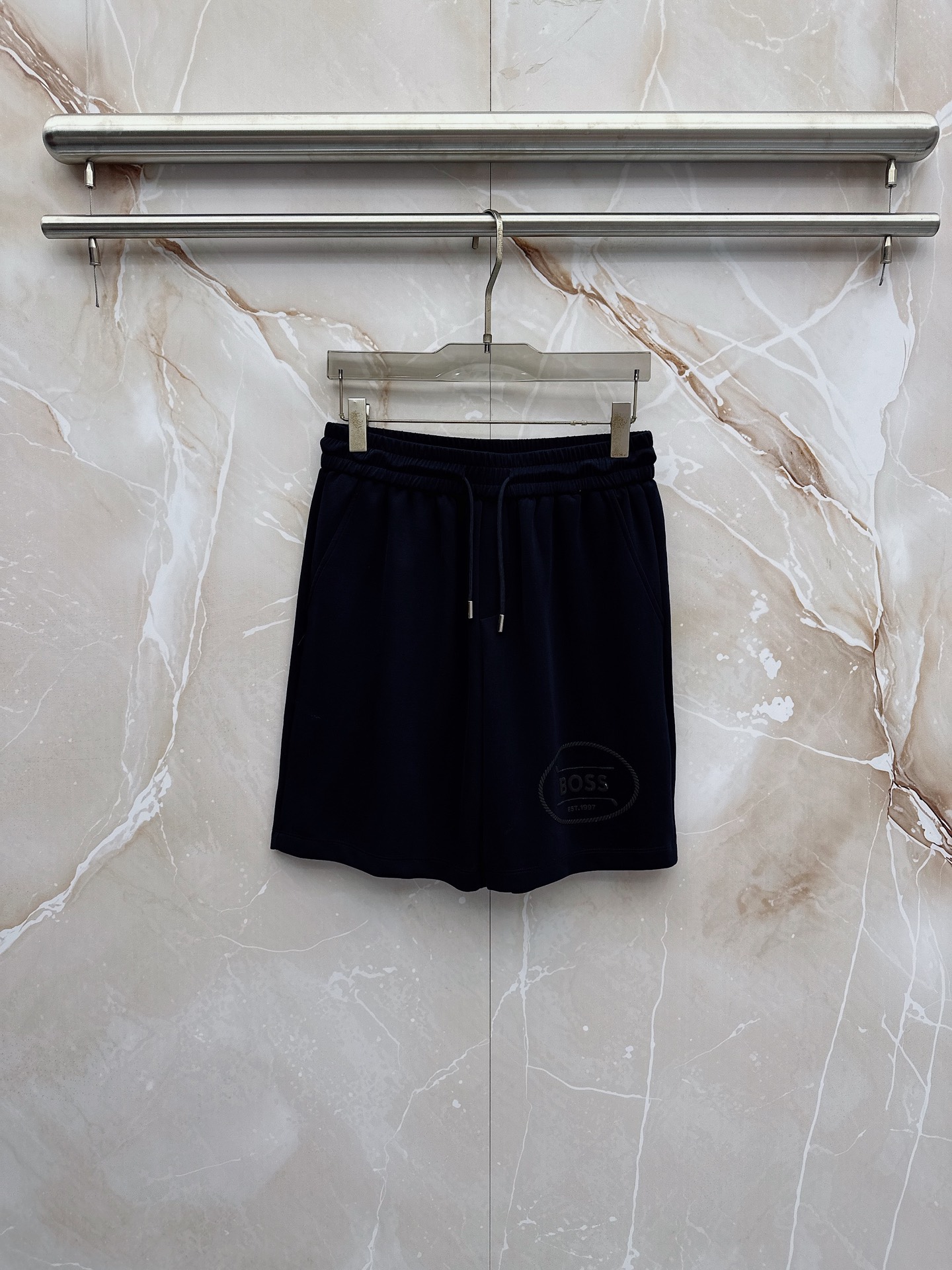 boss 2026新款男士圆领短袖短裤套装系列！高级感满满！细节精致高档，空气层面料 立体精致细腻。面料