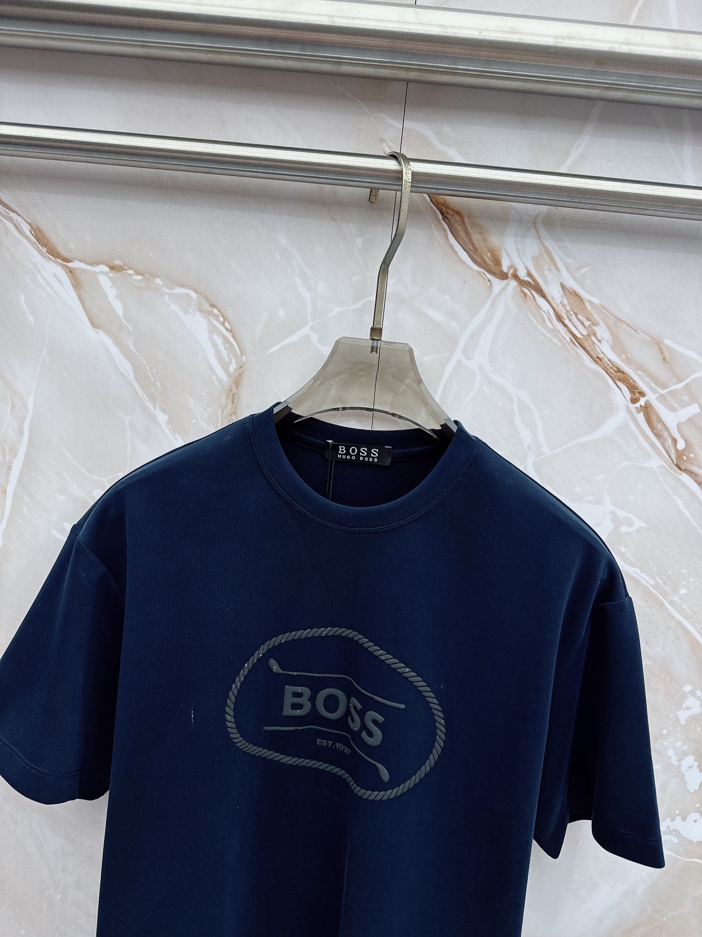 boss 2026新款男士圆领短袖短裤套装系列！高级感满满！细节精致高档，空气层面料 立体精致细腻。面料