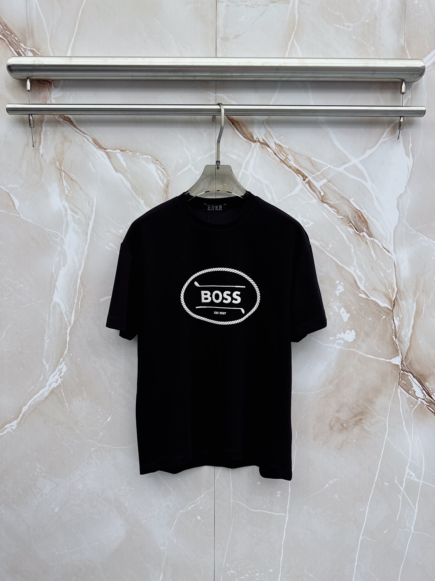 boss 2026新款男士圆领短袖短裤套装系列！高级感满满！细节精致高档，空气层面料 立体精致细腻。面料