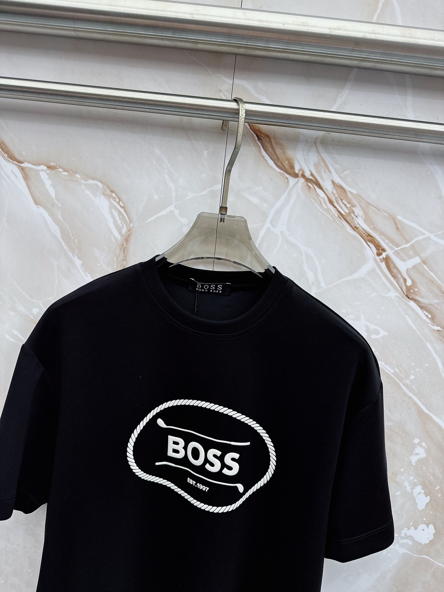 boss 2026新款男士圆领短袖短裤套装系列！高级感满满！细节精致高档，空气层面料 立体精致细腻。面料