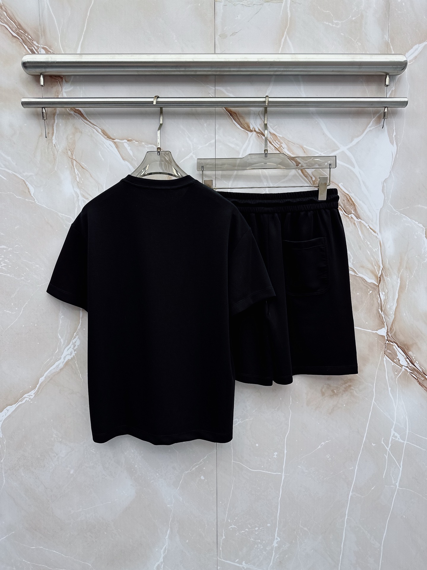 boss 2026新款男士圆领短袖短裤套装系列！高级感满满！细节精致高档，空气层面料 立体精致细腻。面料