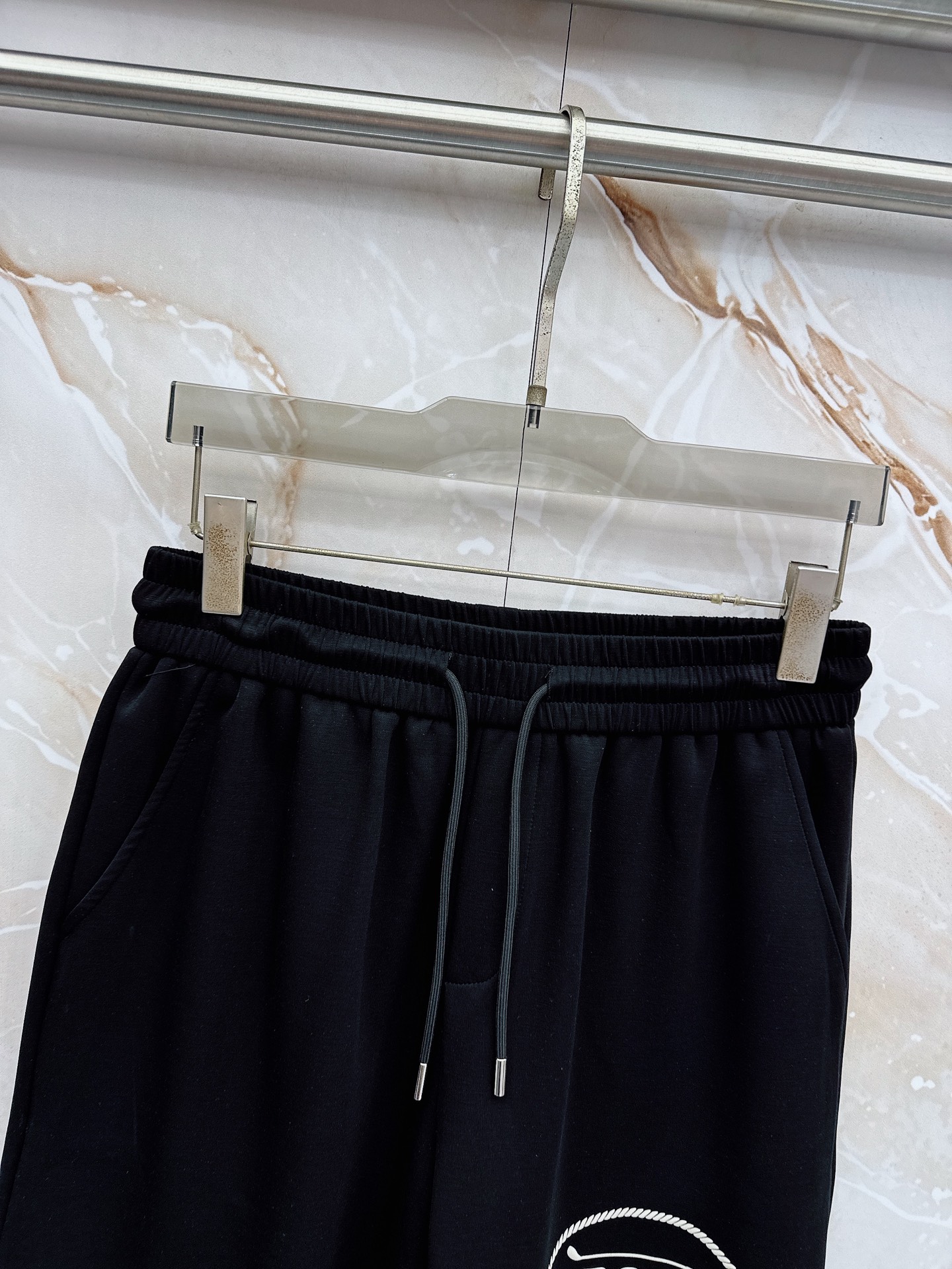 boss 2026新款男士圆领短袖短裤套装系列！高级感满满！细节精致高档，空气层面料 立体精致细腻。面料