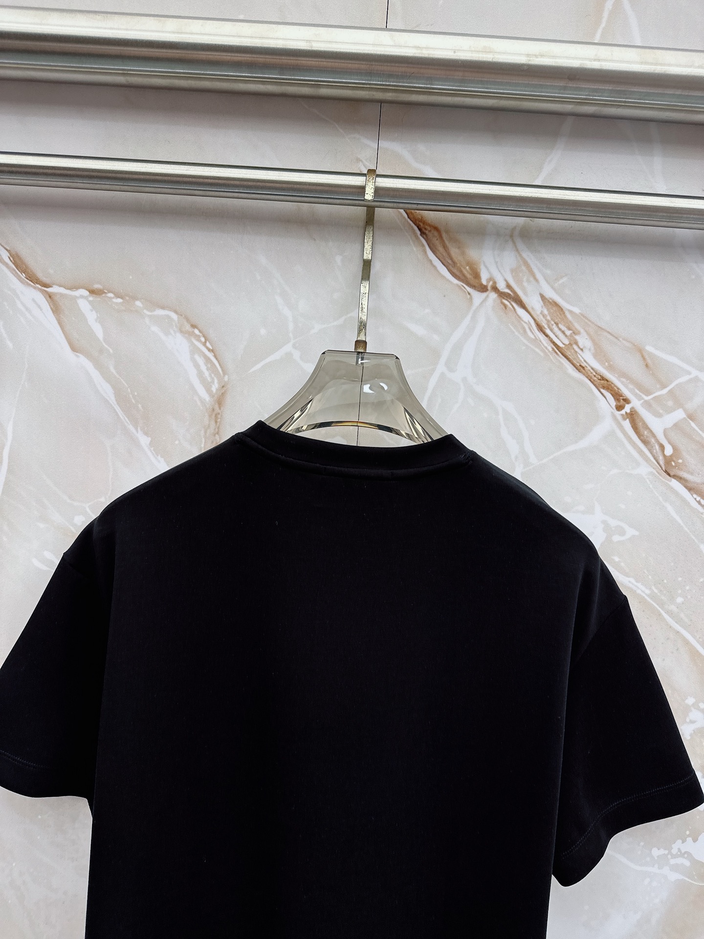 boss 2026新款男士圆领短袖短裤套装系列！高级感满满！细节精致高档，空气层面料 立体精致细腻。面料