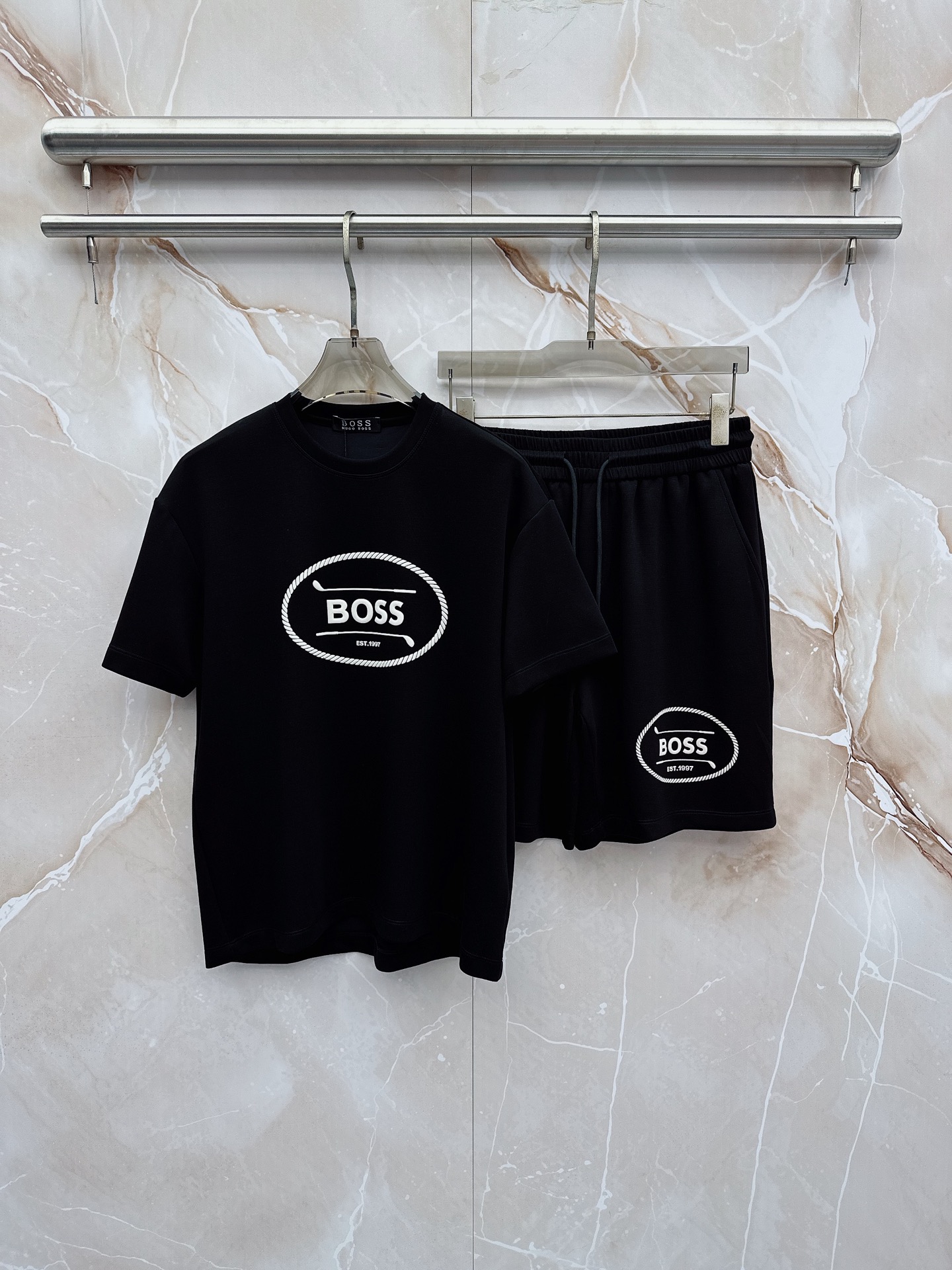 boss 2026新款男士圆领短袖短裤套装系列！高级感满满！细节精致高档，空气层面料 立体精致细腻。面料