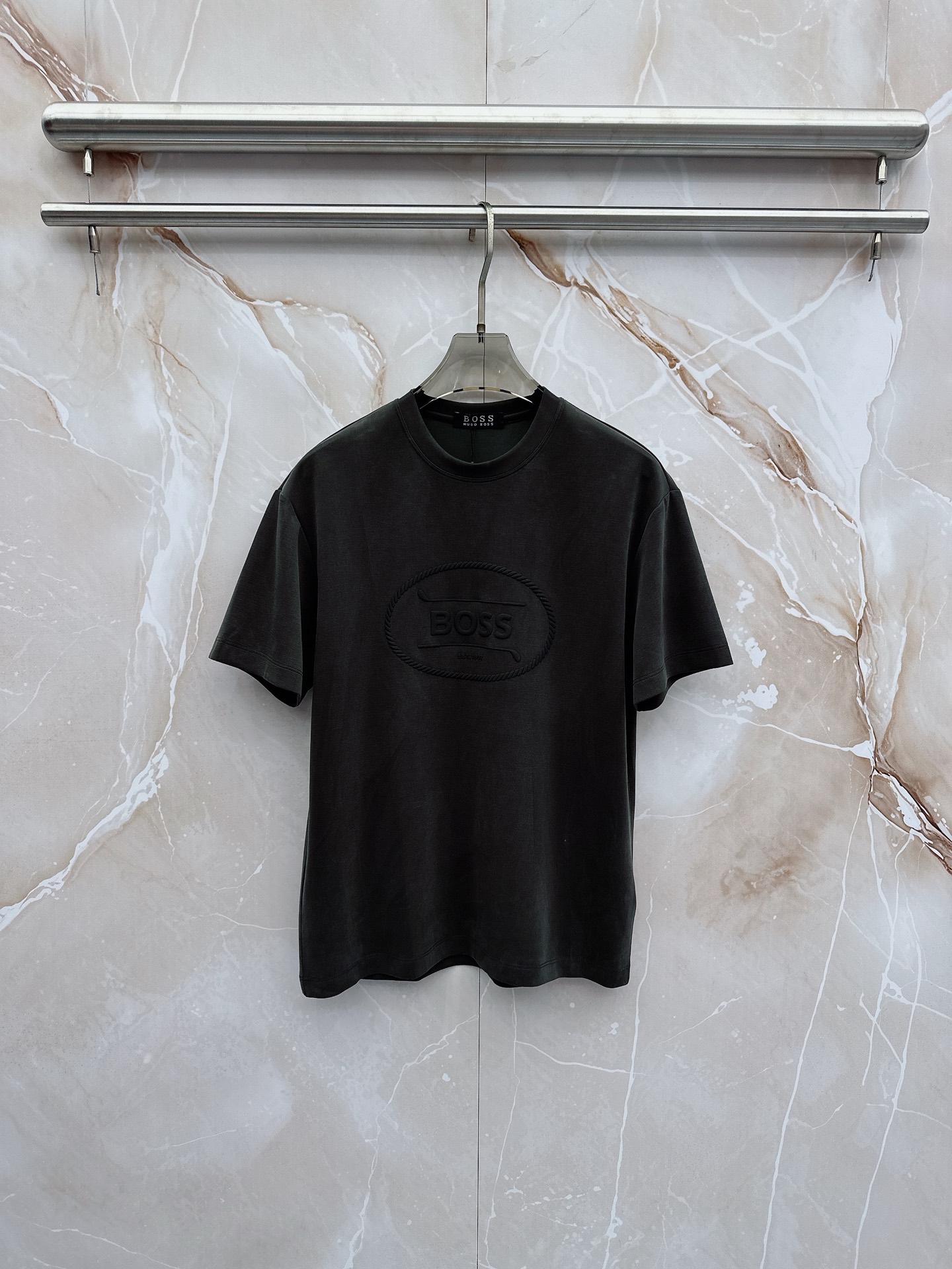 boss 2026新款男士圆领短袖短裤套装系列！高级感满满！细节精致高档，空气层面料 立体精致细腻。面料