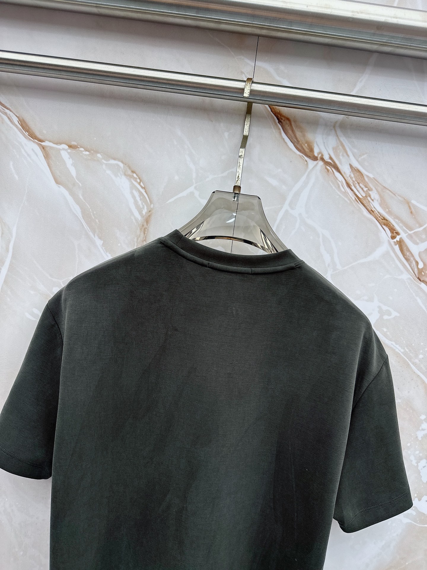 boss 2026新款男士圆领短袖短裤套装系列！高级感满满！细节精致高档，空气层面料 立体精致细腻。面料