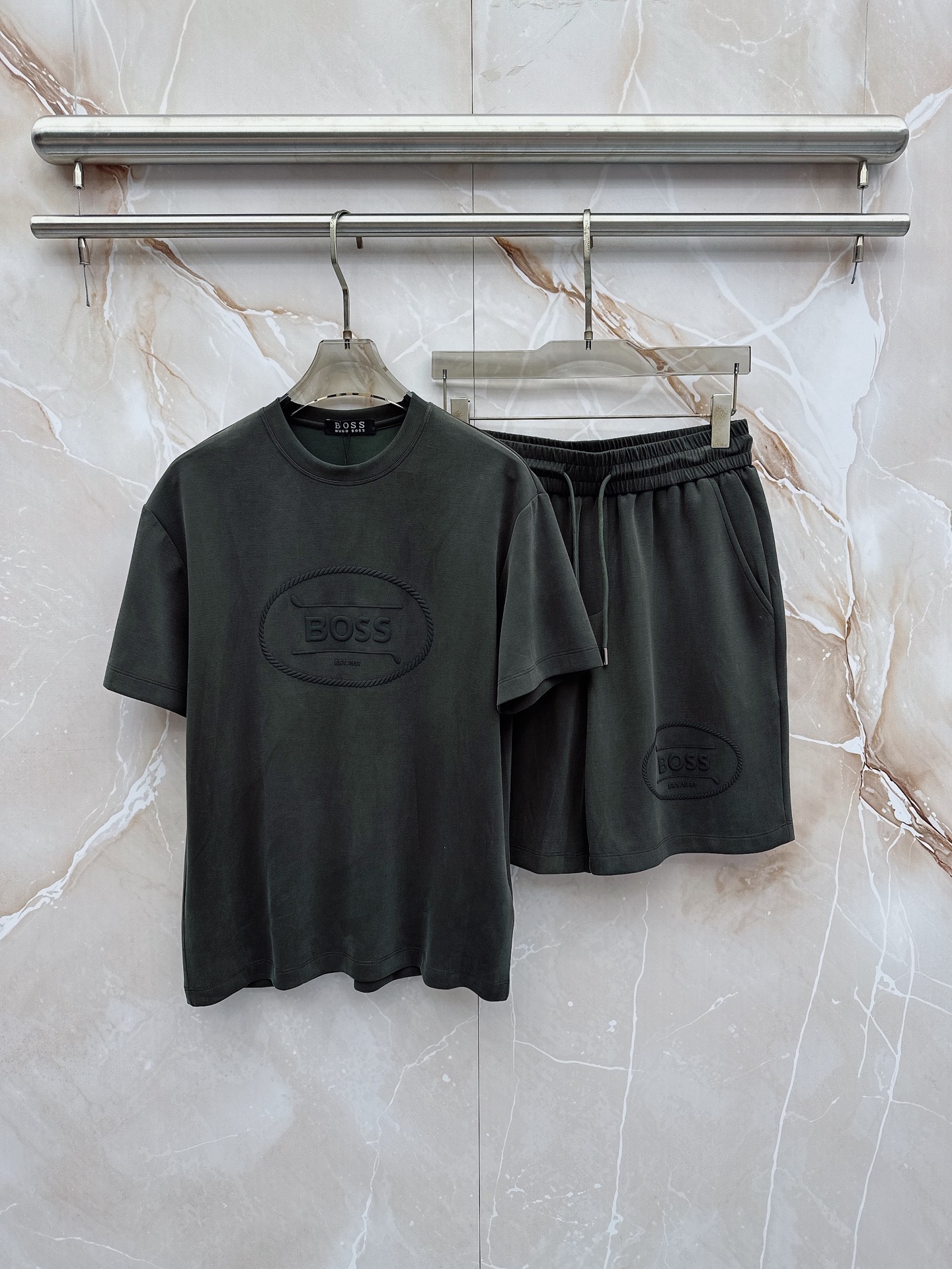 boss 2026新款男士圆领短袖短裤套装系列！高级感满满！细节精致高档，空气层面料 立体精致细腻。面料