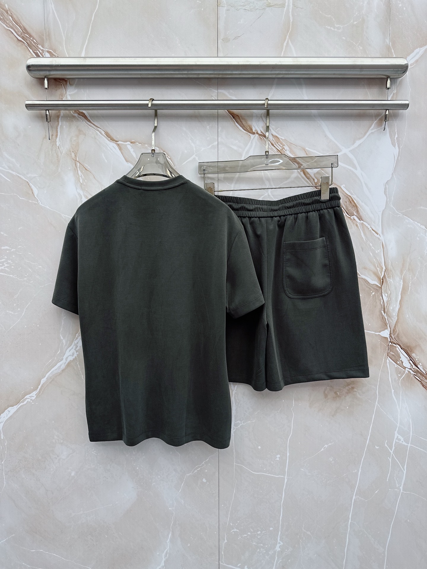 boss 2026新款男士圆领短袖短裤套装系列！高级感满满！细节精致高档，空气层面料 立体精致细腻。面料