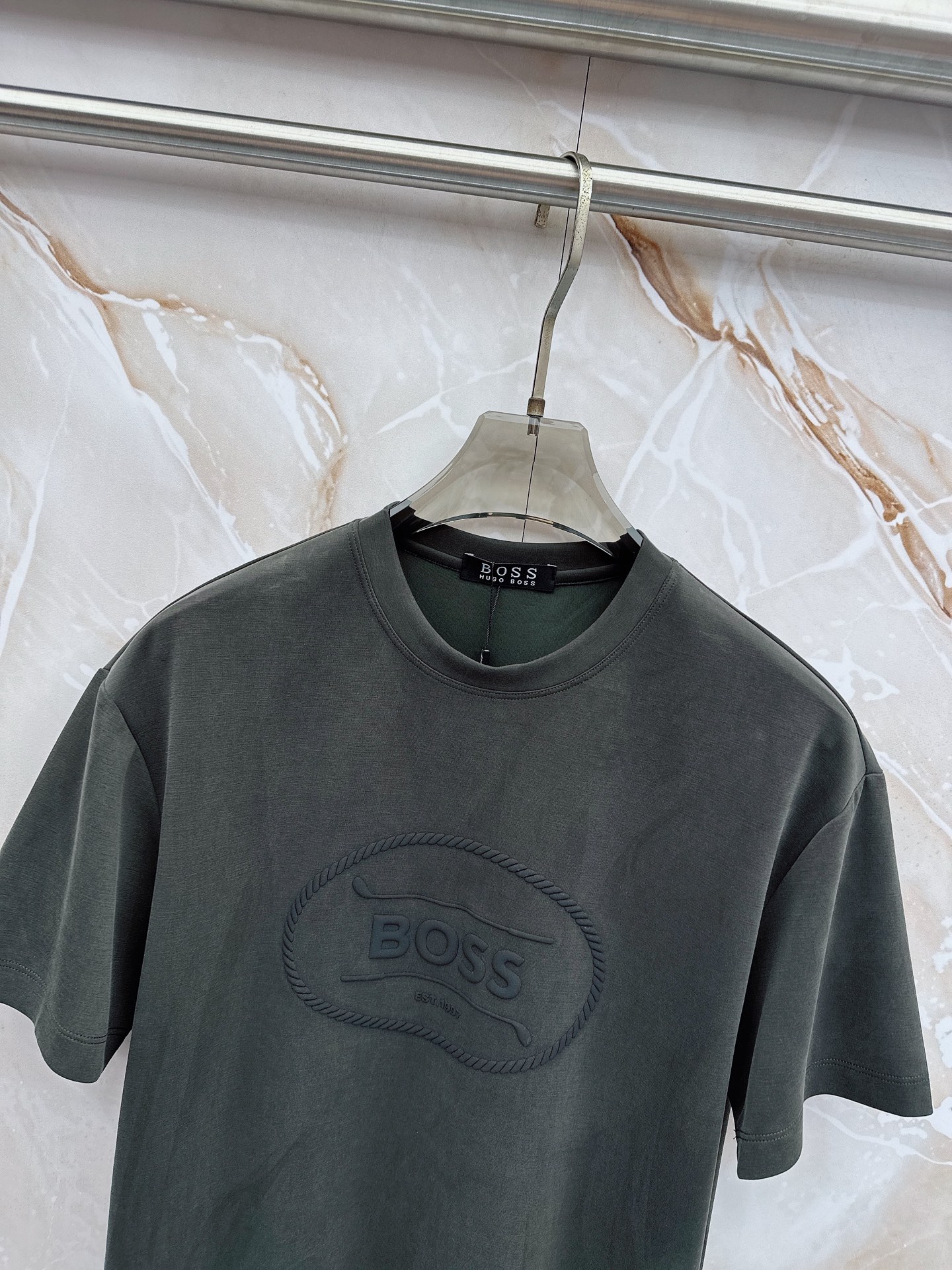 boss 2026新款男士圆领短袖短裤套装系列！高级感满满！细节精致高档，空气层面料 立体精致细腻。面料