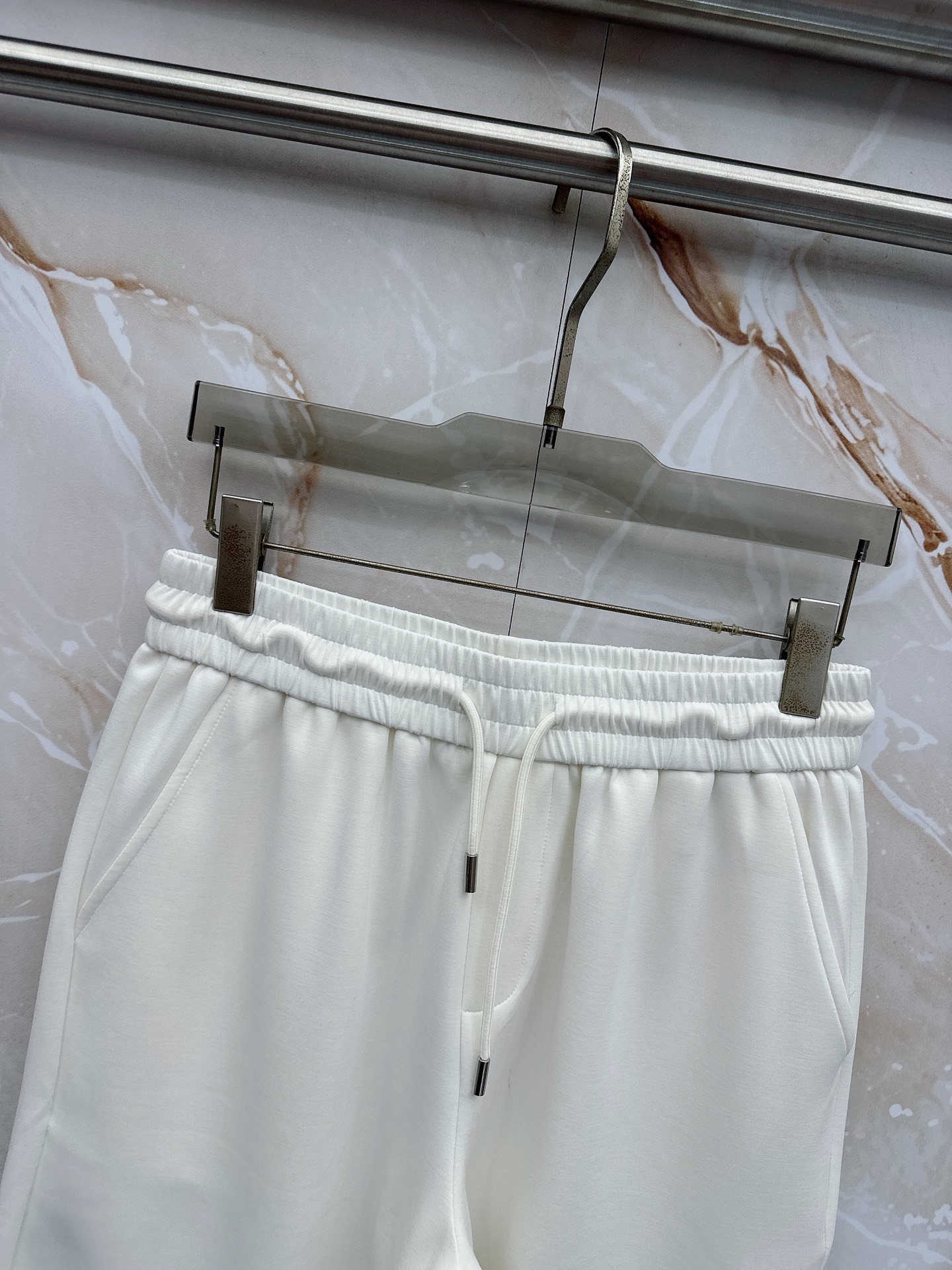 boss 2026新款男士圆领短袖短裤套装系列！高级感满满！细节精致高档，空气层面料 立体精致细腻。面料