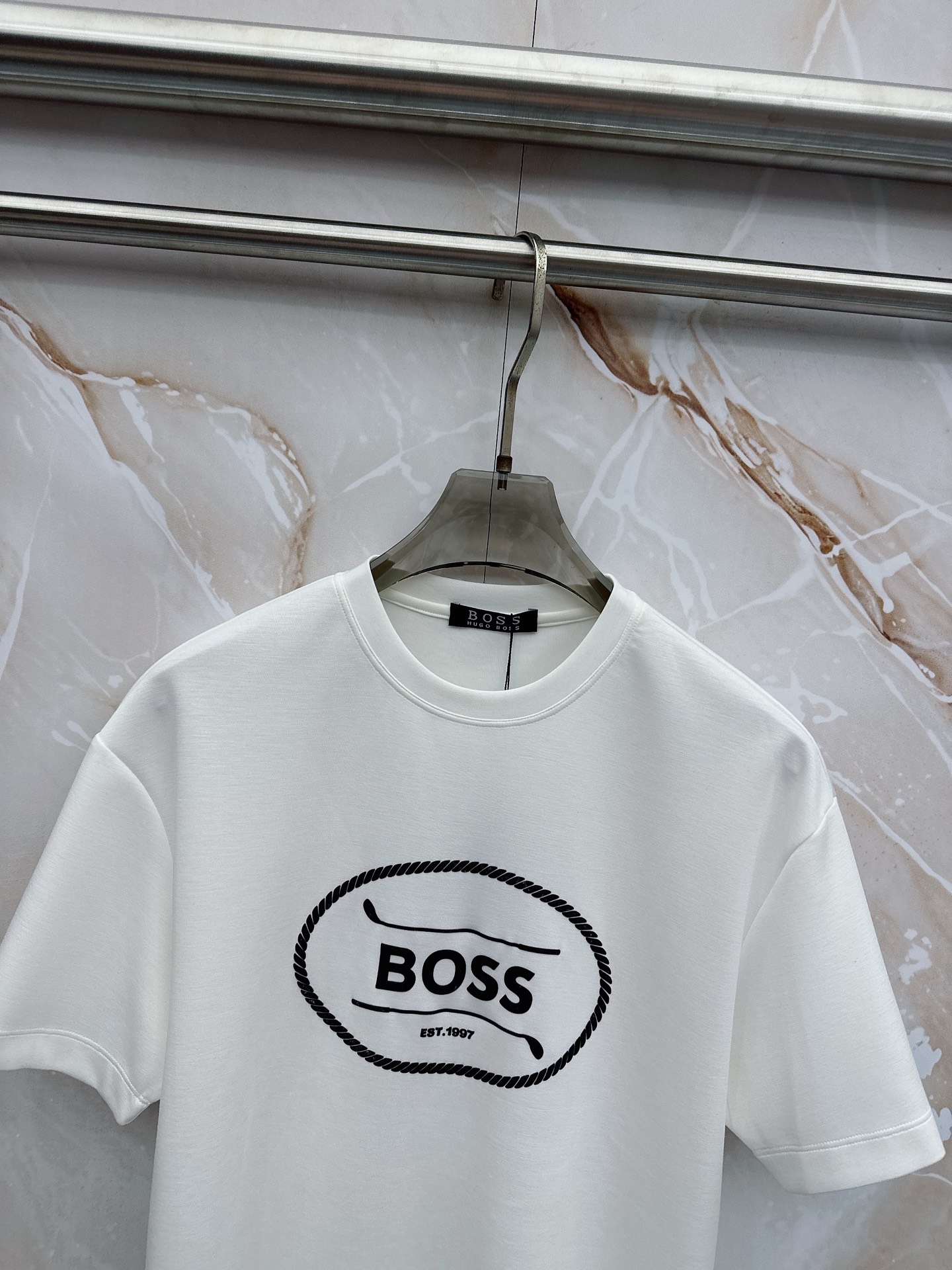 boss 2026新款男士圆领短袖短裤套装系列！高级感满满！细节精致高档，空气层面料 立体精致细腻。面料