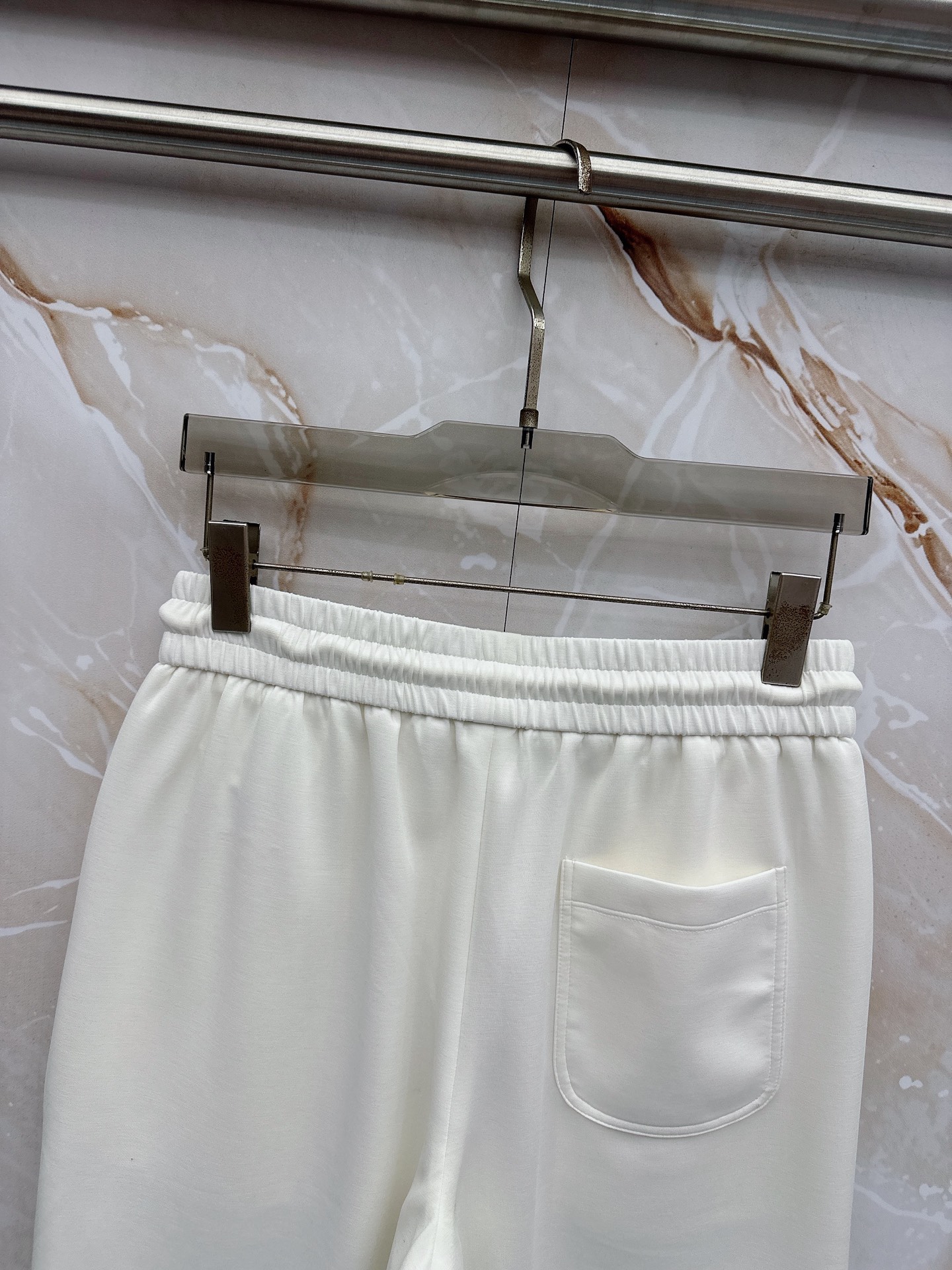 boss 2026新款男士圆领短袖短裤套装系列！高级感满满！细节精致高档，空气层面料 立体精致细腻。面料