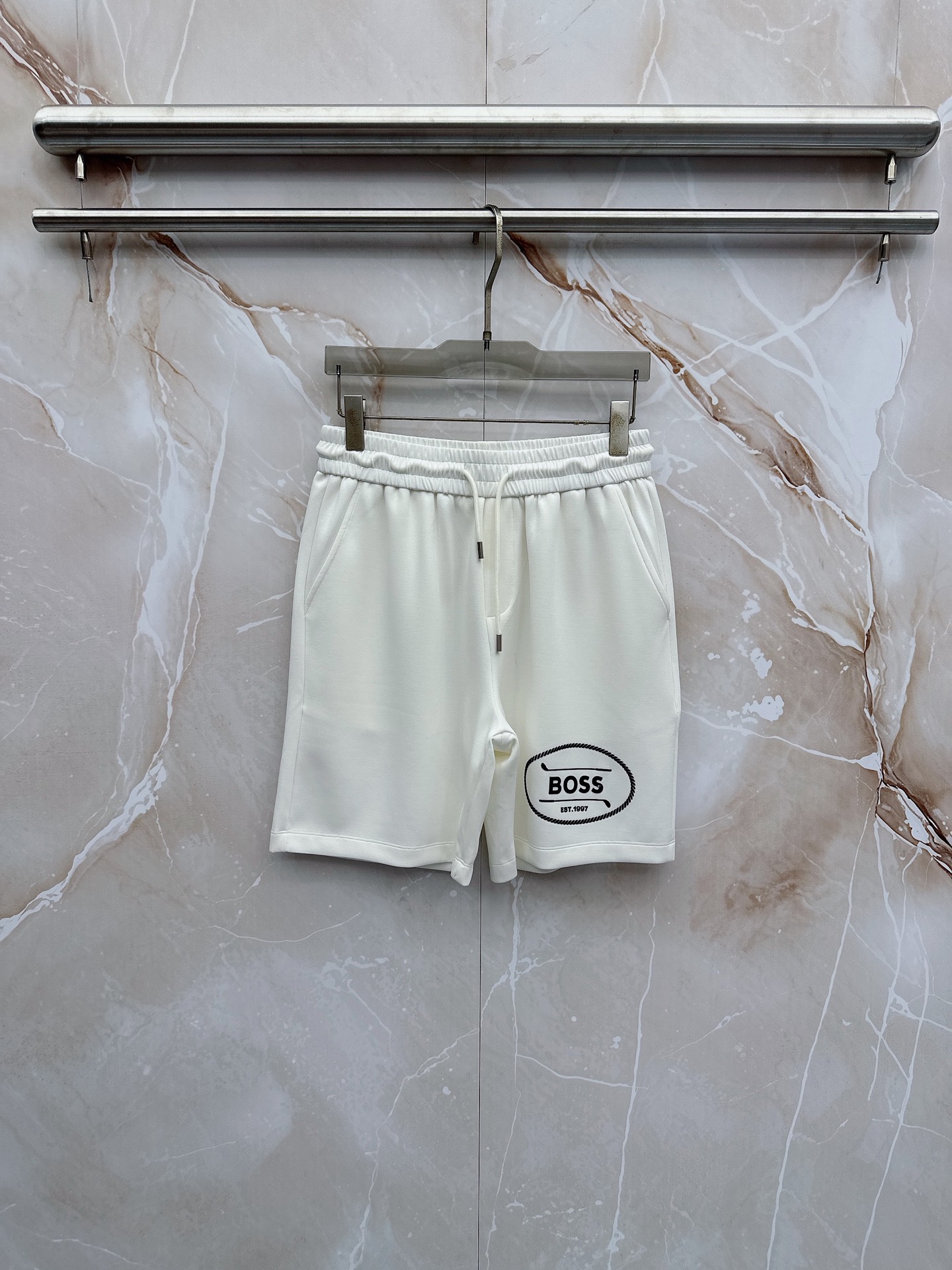 boss 2026新款男士圆领短袖短裤套装系列！高级感满满！细节精致高档，空气层面料 立体精致细腻。面料