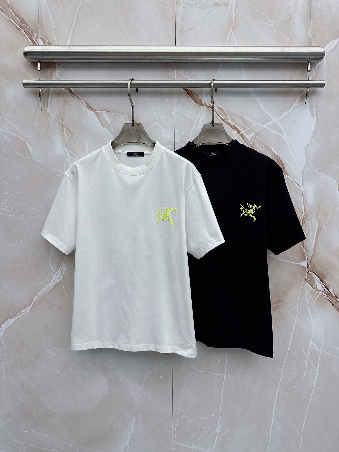 始祖鸟 2026春夏新款首发最新款短袖圆领T恤 高端订制 设计前卫时尚！品牌logo重工艺设计 高端定制