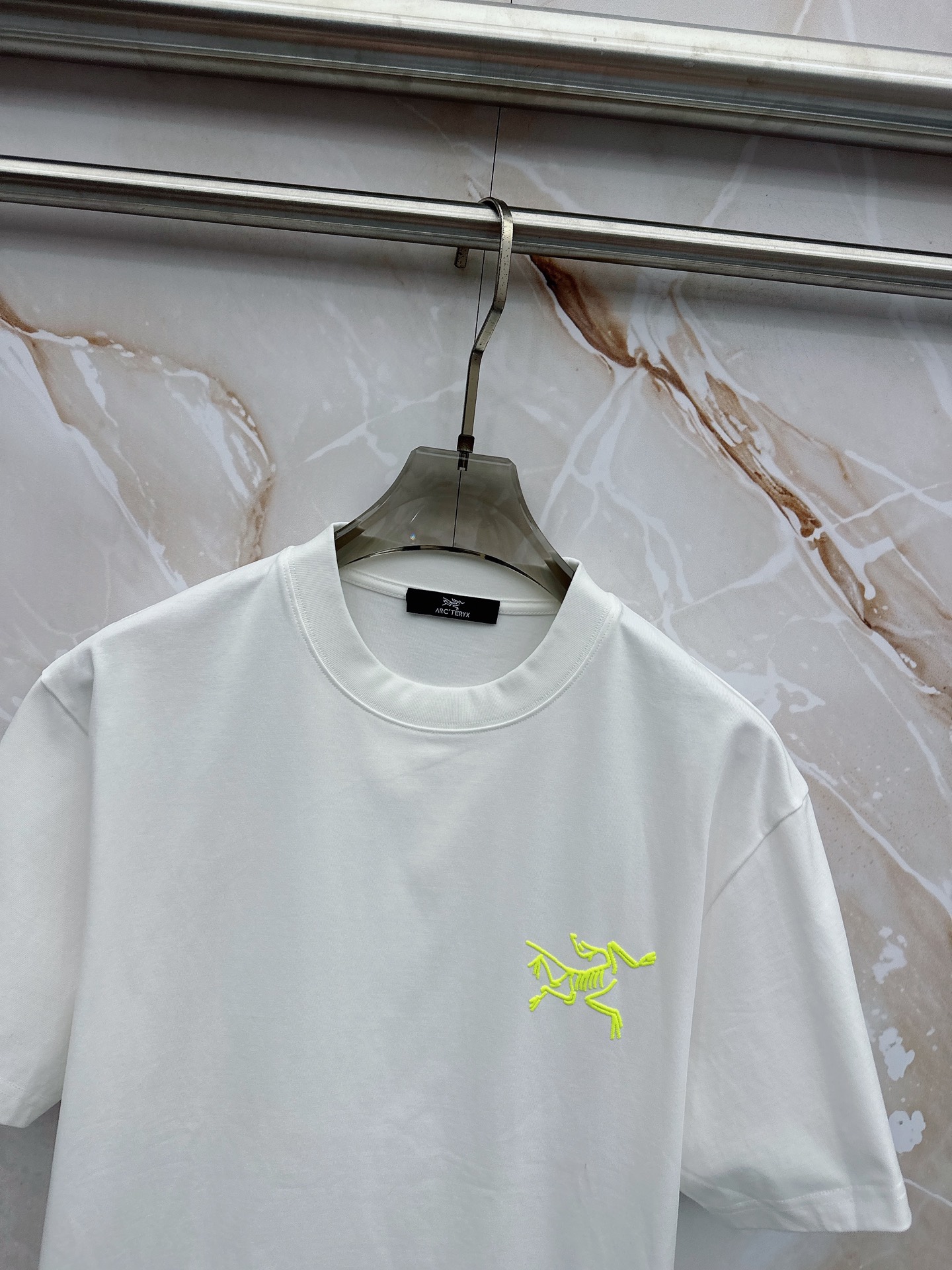 始祖鸟 2026春夏新款首发最新款短袖圆领T恤 高端订制 设计前卫时尚！品牌logo重工艺设计 高端定制