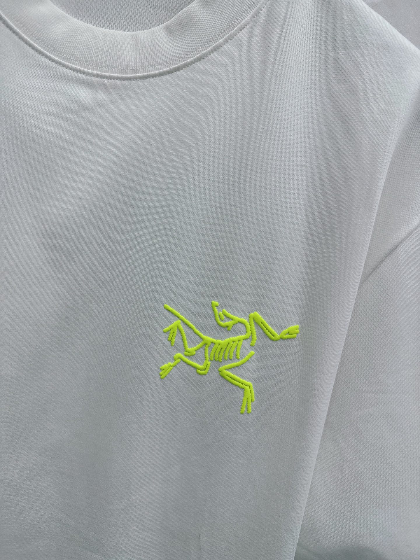 始祖鸟 2026春夏新款首发最新款短袖圆领T恤 高端订制 设计前卫时尚！品牌logo重工艺设计 高端定制