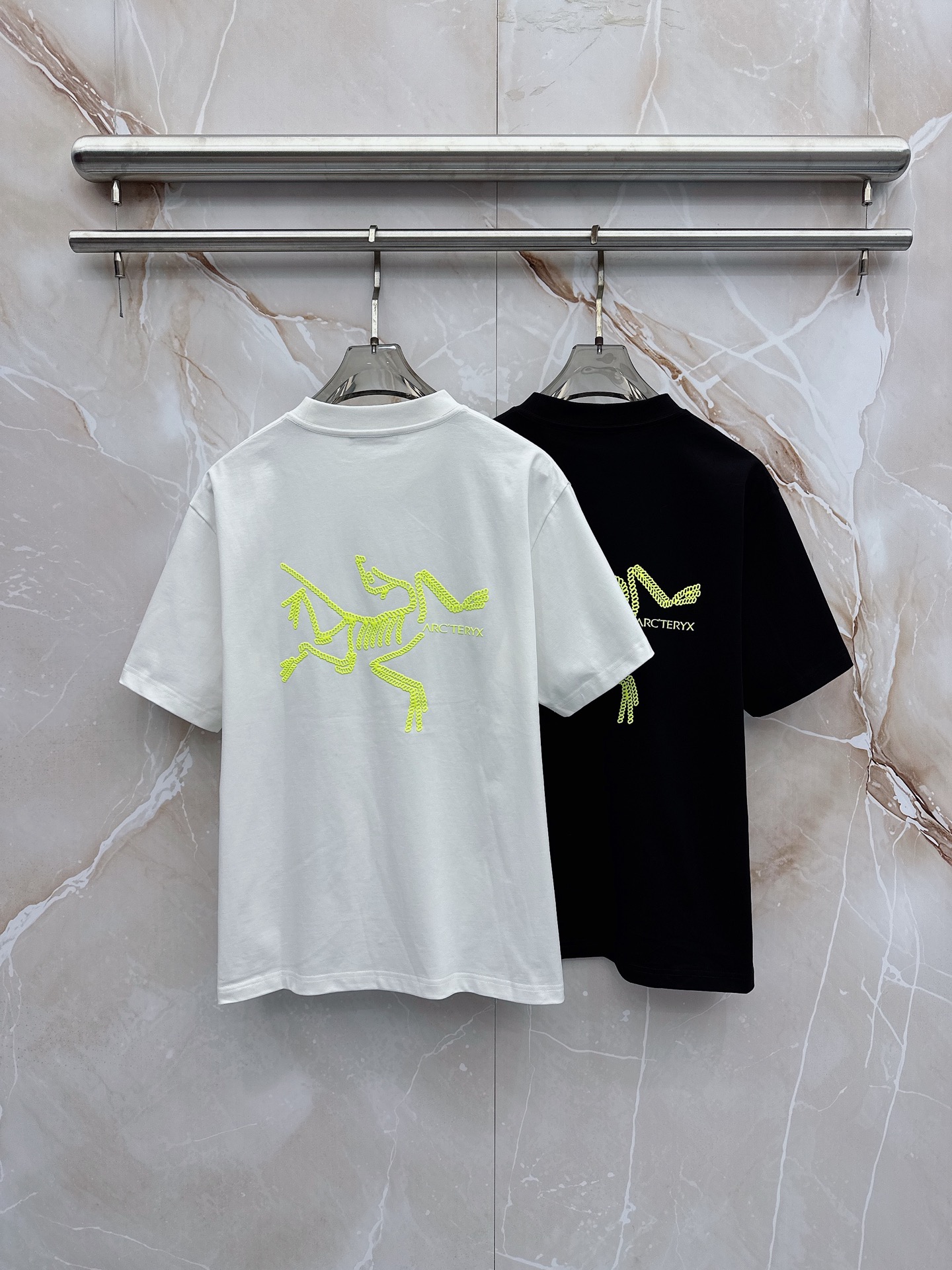 始祖鸟 2026春夏新款首发最新款短袖圆领T恤 高端订制 设计前卫时尚！品牌logo重工艺设计 高端定制