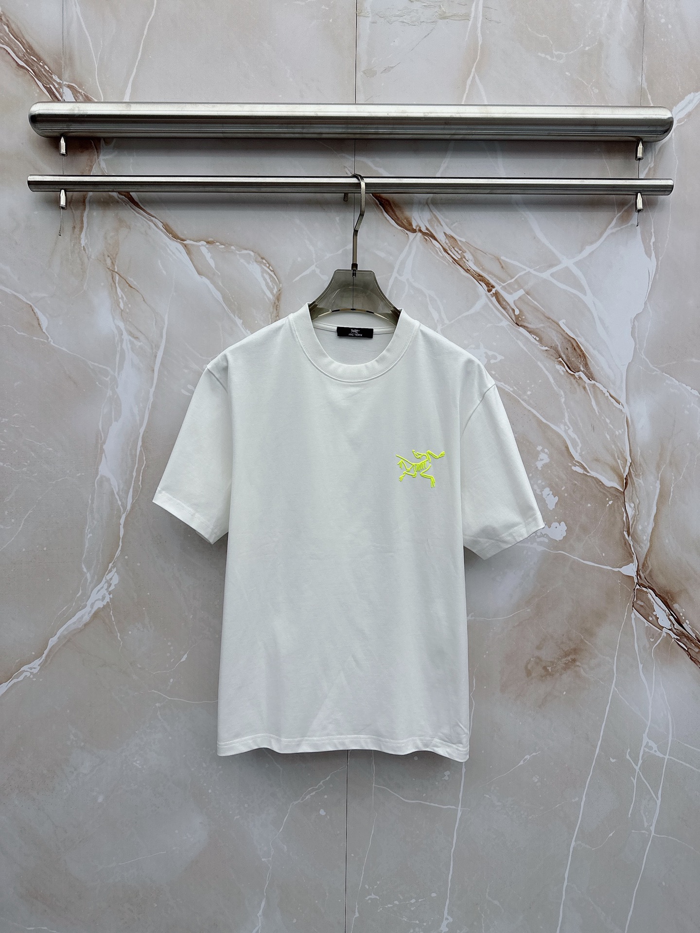 始祖鸟 2026春夏新款首发最新款短袖圆领T恤 高端订制 设计前卫时尚！品牌logo重工艺设计 高端定制