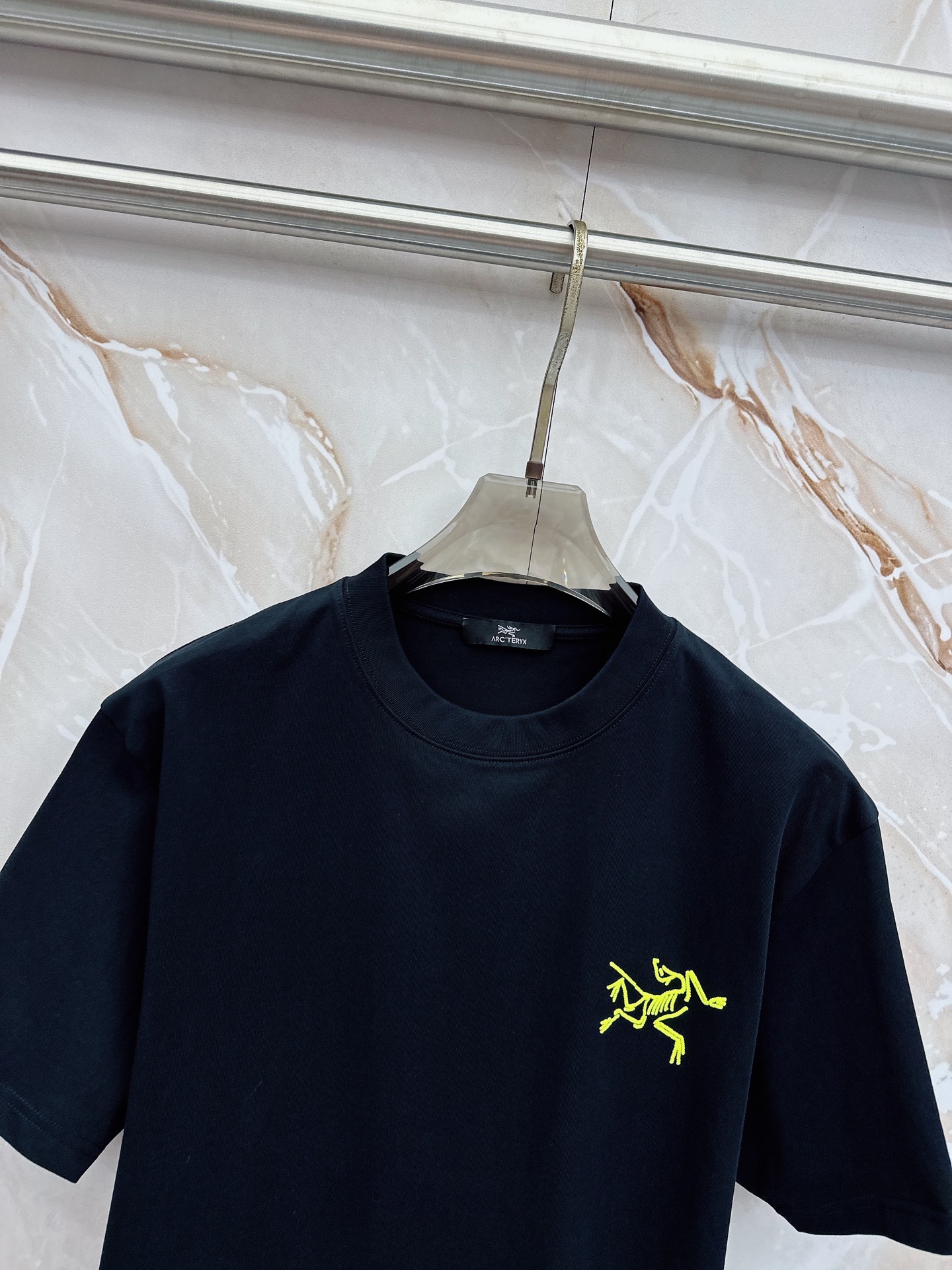 始祖鸟 2026春夏新款首发最新款短袖圆领T恤 高端订制 设计前卫时尚！品牌logo重工艺设计 高端定制