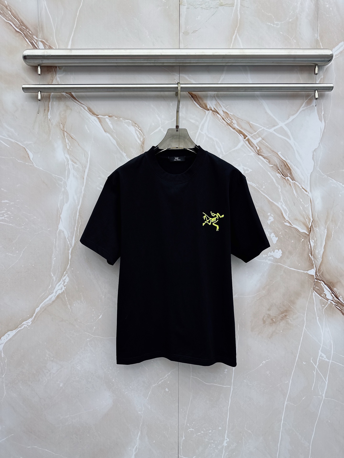 始祖鸟 2026春夏新款首发最新款短袖圆领T恤 高端订制 设计前卫时尚！品牌logo重工艺设计 高端定制