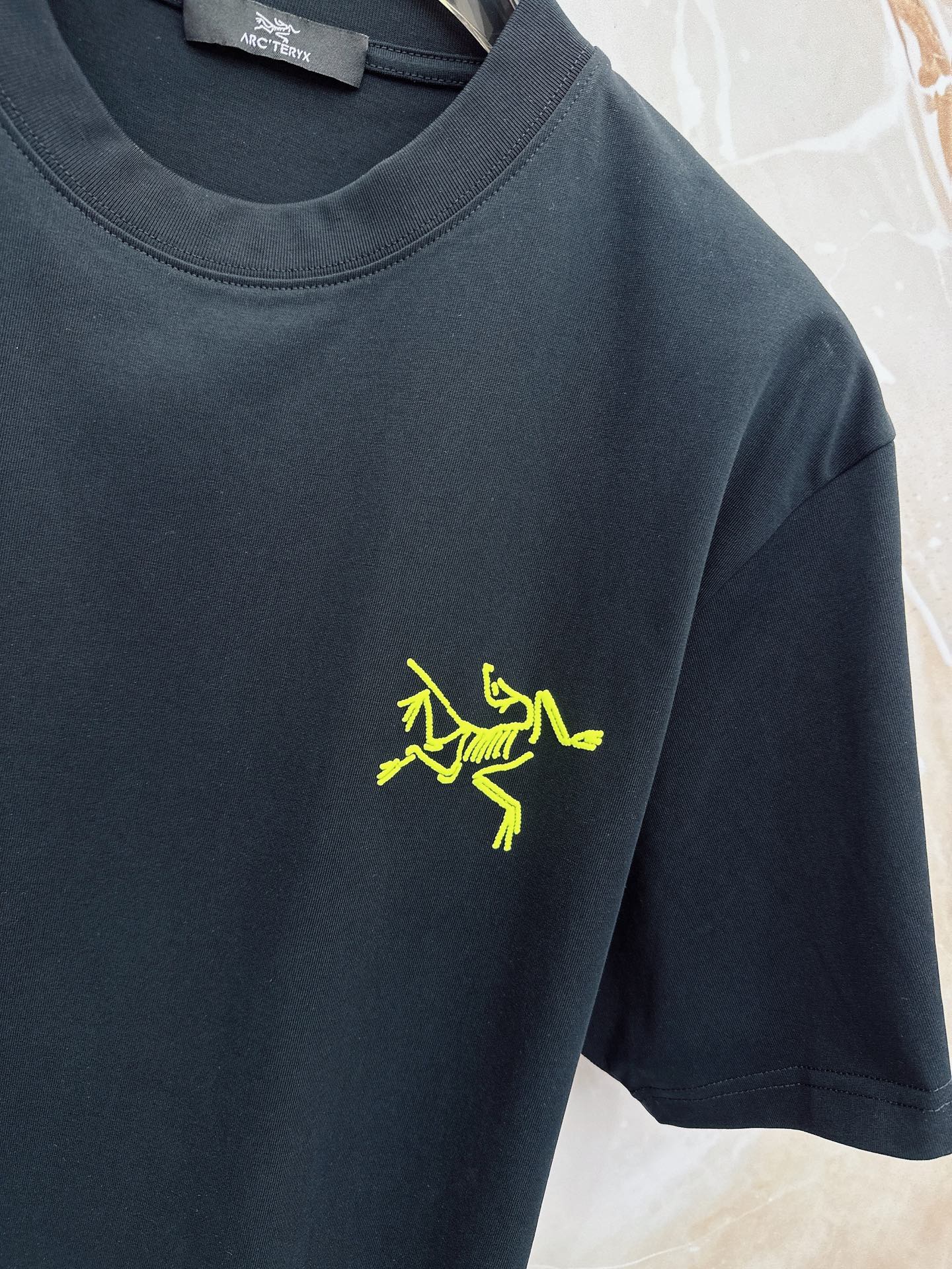 始祖鸟 2026春夏新款首发最新款短袖圆领T恤 高端订制 设计前卫时尚！品牌logo重工艺设计 高端定制