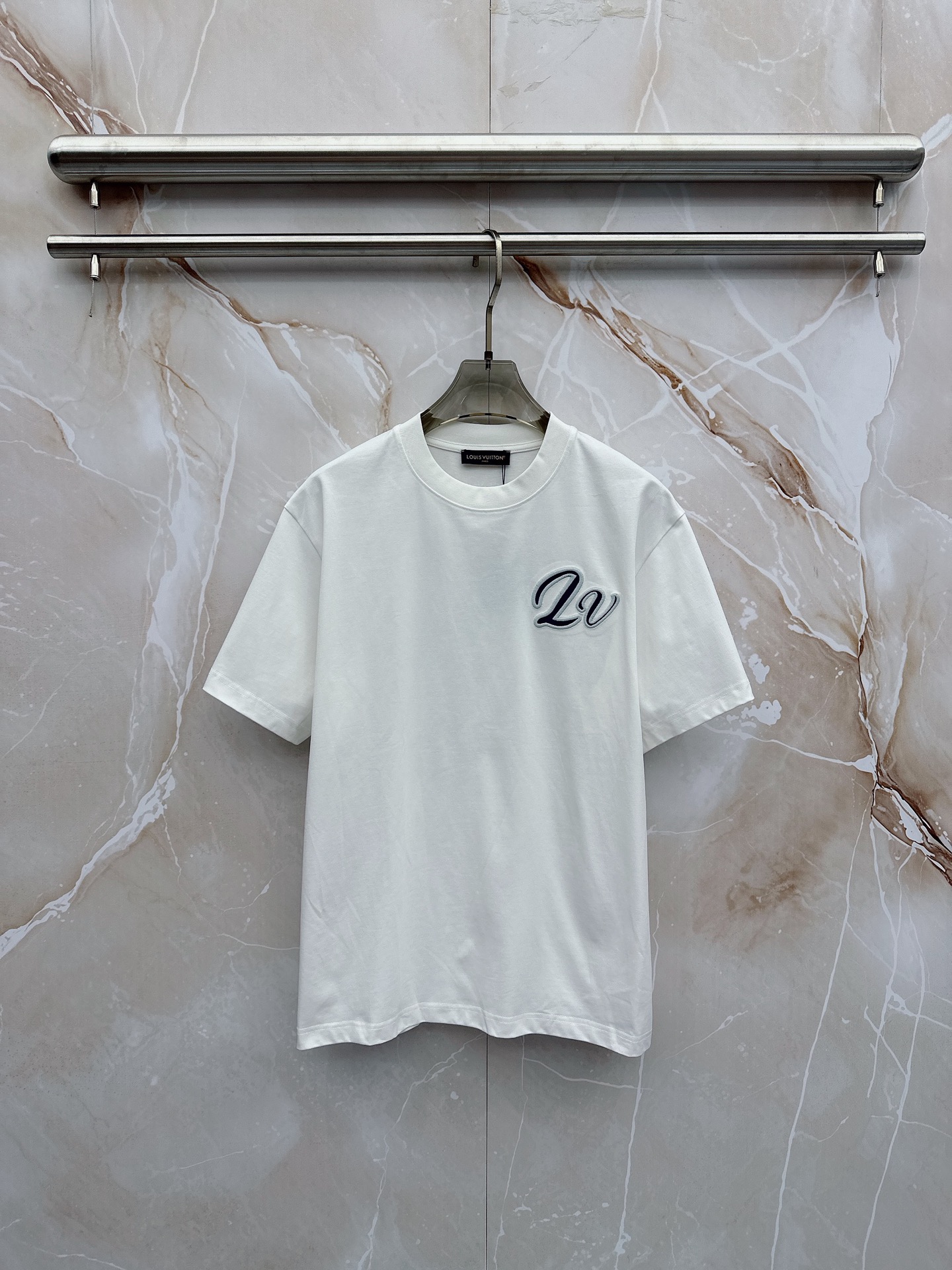 LV 2026春夏新款首发最新款短袖圆领T恤 高端订制 设计前卫时尚！品牌logo重工艺设计 高端定制2