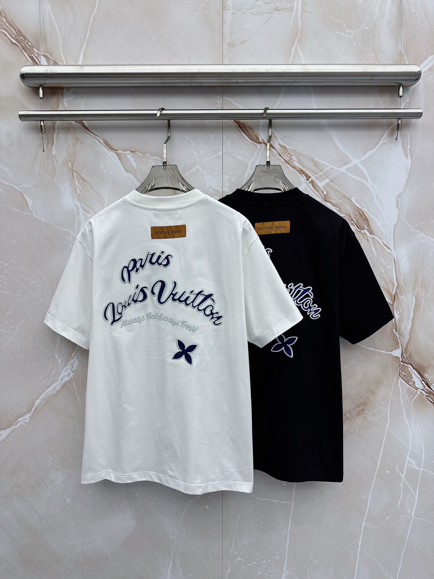 LV 2026春夏新款首发最新款短袖圆领T恤 高端订制 设计前卫时尚！品牌logo重工艺设计 高端定制2