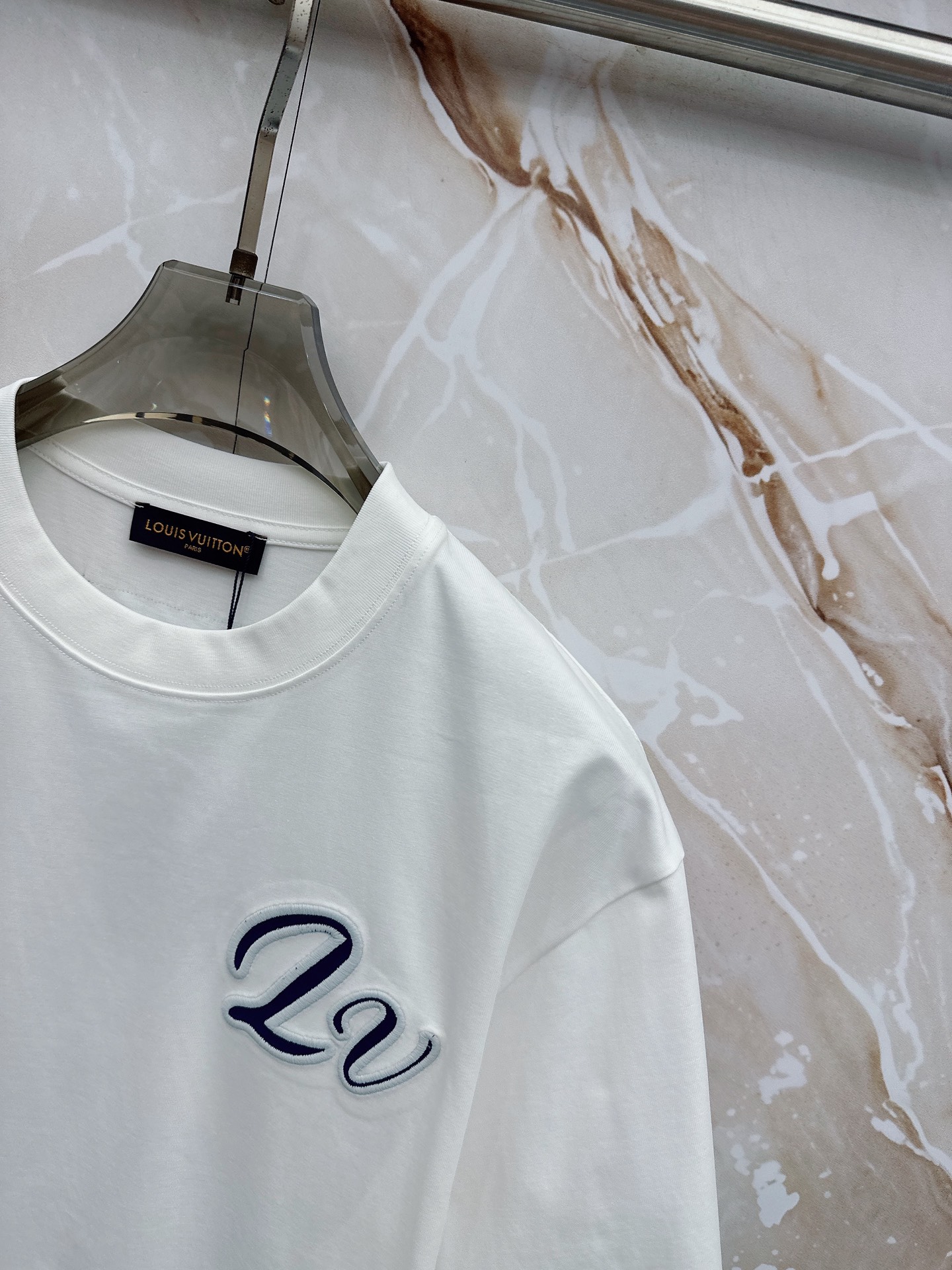 LV 2026春夏新款首发最新款短袖圆领T恤 高端订制 设计前卫时尚！品牌logo重工艺设计 高端定制2