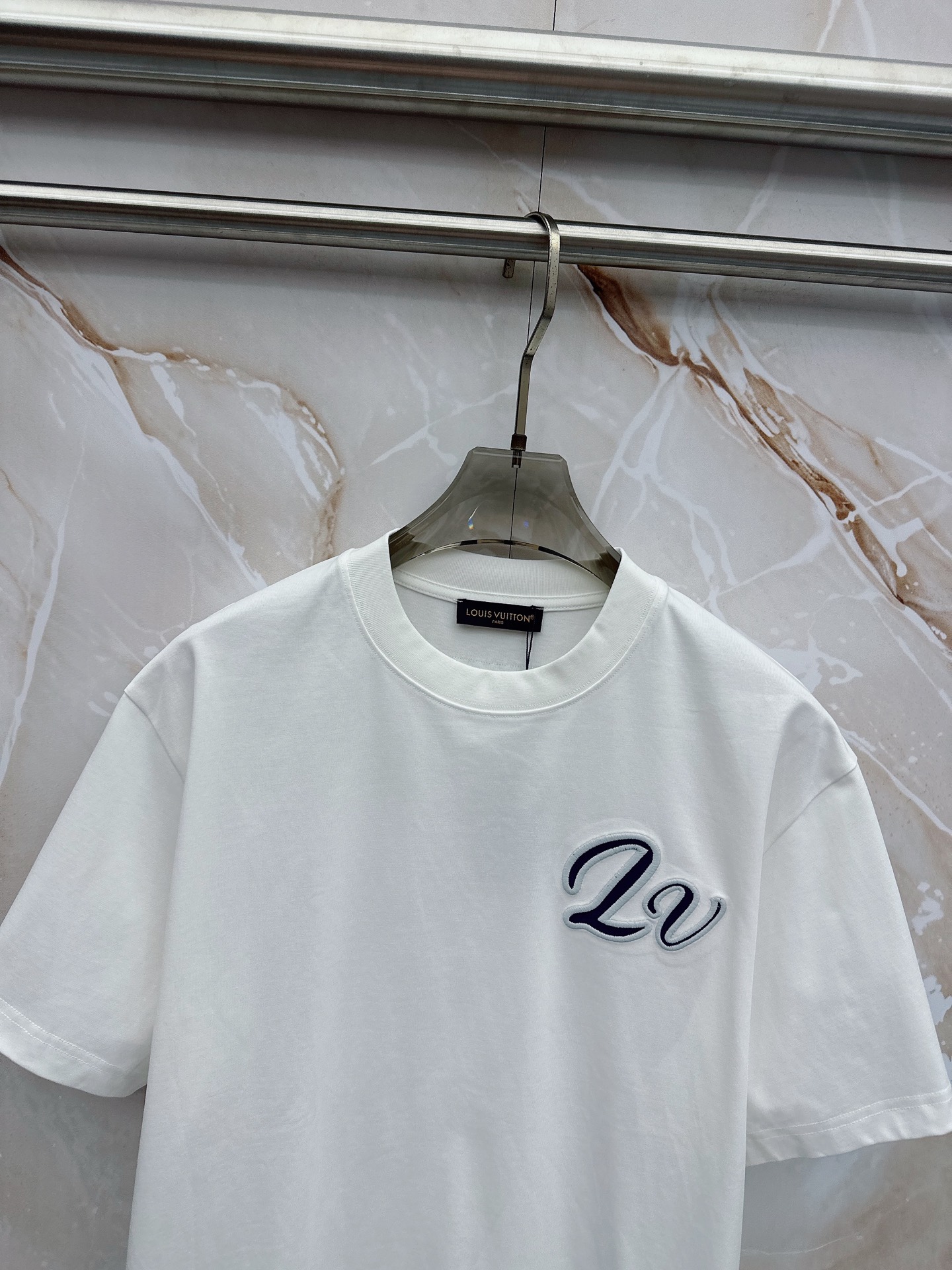 LV 2026春夏新款首发最新款短袖圆领T恤 高端订制 设计前卫时尚！品牌logo重工艺设计 高端定制2