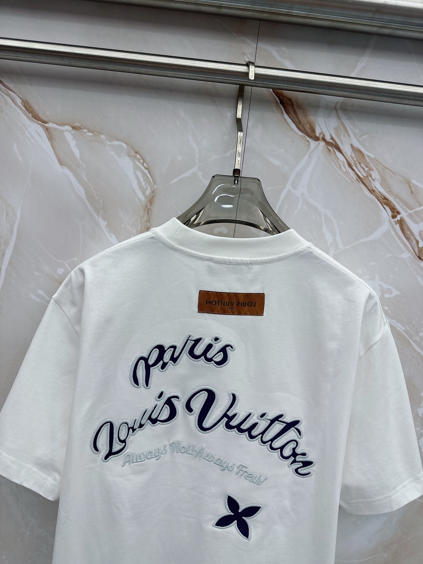 LV 2026春夏新款首发最新款短袖圆领T恤 高端订制 设计前卫时尚！品牌logo重工艺设计 高端定制2