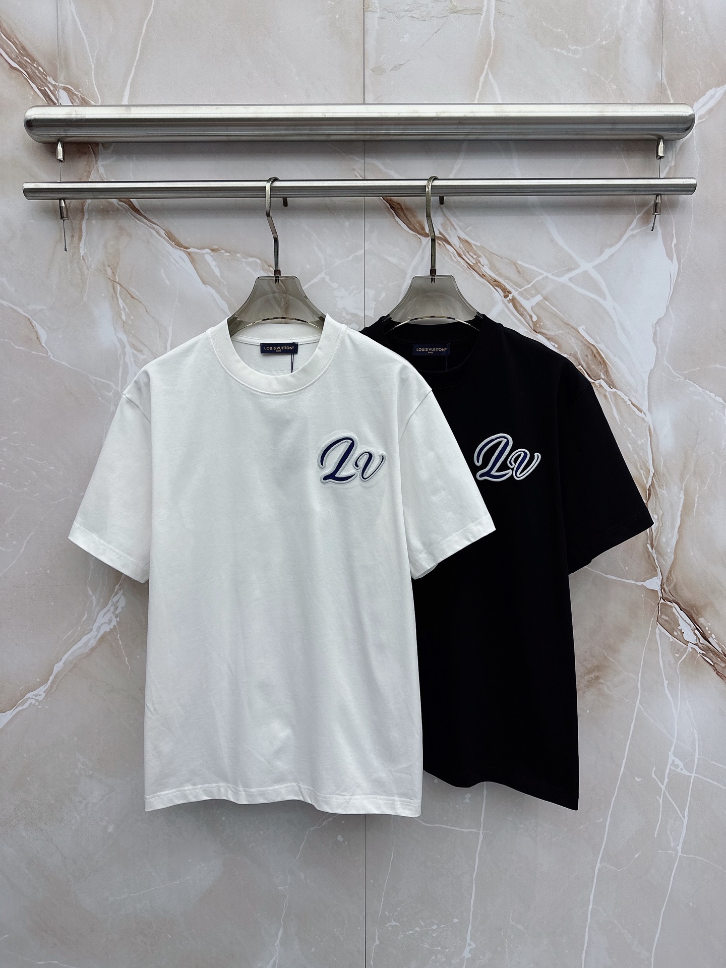 LV 2026春夏新款首发最新款短袖圆领T恤 高端订制 设计前卫时尚！品牌logo重工艺设计 高端定制2