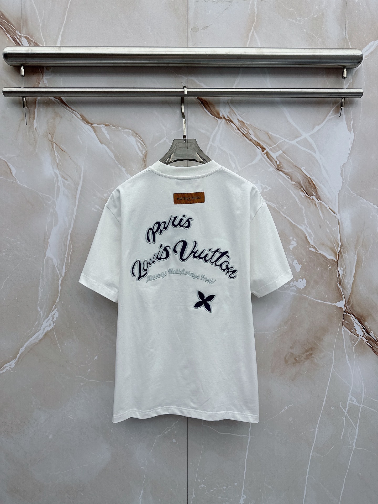 LV 2026春夏新款首发最新款短袖圆领T恤 高端订制 设计前卫时尚！品牌logo重工艺设计 高端定制2