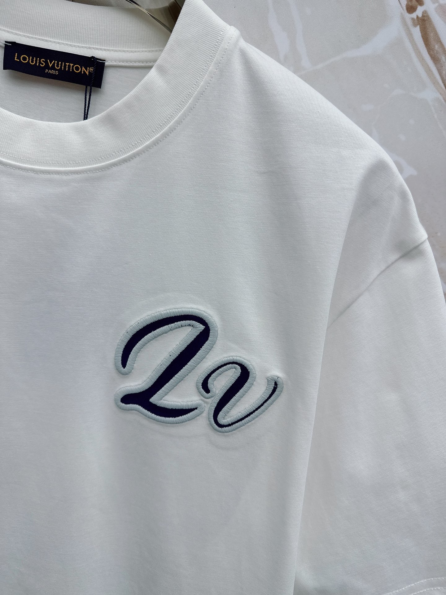 LV 2026春夏新款首发最新款短袖圆领T恤 高端订制 设计前卫时尚！品牌logo重工艺设计 高端定制2